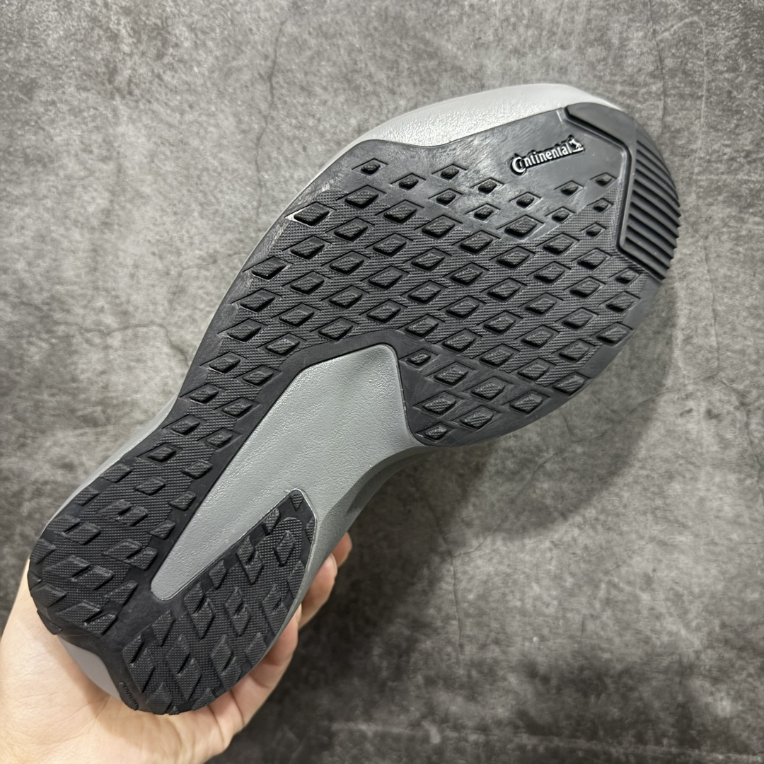 图片[9]-【TD版本】adidas Adizero Evo SL ATR 舒适百搭耐磨透气 低帮 马拉松训练竞速跑步鞋 男女款 Adizero Evo SL ATR跑步鞋是阿迪达斯推出的一款备受瞩目的户外超轻跑鞋。这款鞋以其超轻量化设计脱颖而出，成为跑者的理想选择，尤其适合竞速训练和日常训练。搭载了Lightstrike Pro技术的中底纤维泡棉，这一技术通过采用更轻盈、更富弹性的泡棉材质，为跑者提供了出色的缓震和回弹效果，让每一步都充满力量且轻松顺畅。无论是在长距离的慢跑还是高强度的冲刺跑中，都能感受到明显的缓震效果。外底采用Continental马牌橡胶，搭配1.5毫米鞋钉，结合独特的纹路设计，可在湿滑、泥泞等多种户外地形上提供可靠的抓地力，确保跑步安全稳定。Adizero Evo SL ATR的鞋面采用格子布梭织网眼布，兼具透气性和耐用性，能快速排出鞋内湿气，保持脚部干爽。同时，鞋头部位增加防泼水处理，可抵御轻度雨水或潮湿环境。鞋底的设计注重了耐磨性和抓地力的平衡。厚实的马牌橡胶大底不仅提供了稳定的支撑，还确保了在各种地面上的出色抓地效果。Adizero Evo SL ATR适合各种训练和日常穿着。无论是有氧慢跑、节奏跑还是速度训练，这款鞋都能提供令人满意的性能支撑。 货号：KK2717 尺码：36-45（36 36⅔ 37⅓ 38 38⅔ 39⅓ 40 40⅔ 41⅓ 42 42⅔ 43⅓ 44 44⅔ 45⅓）-选品中心