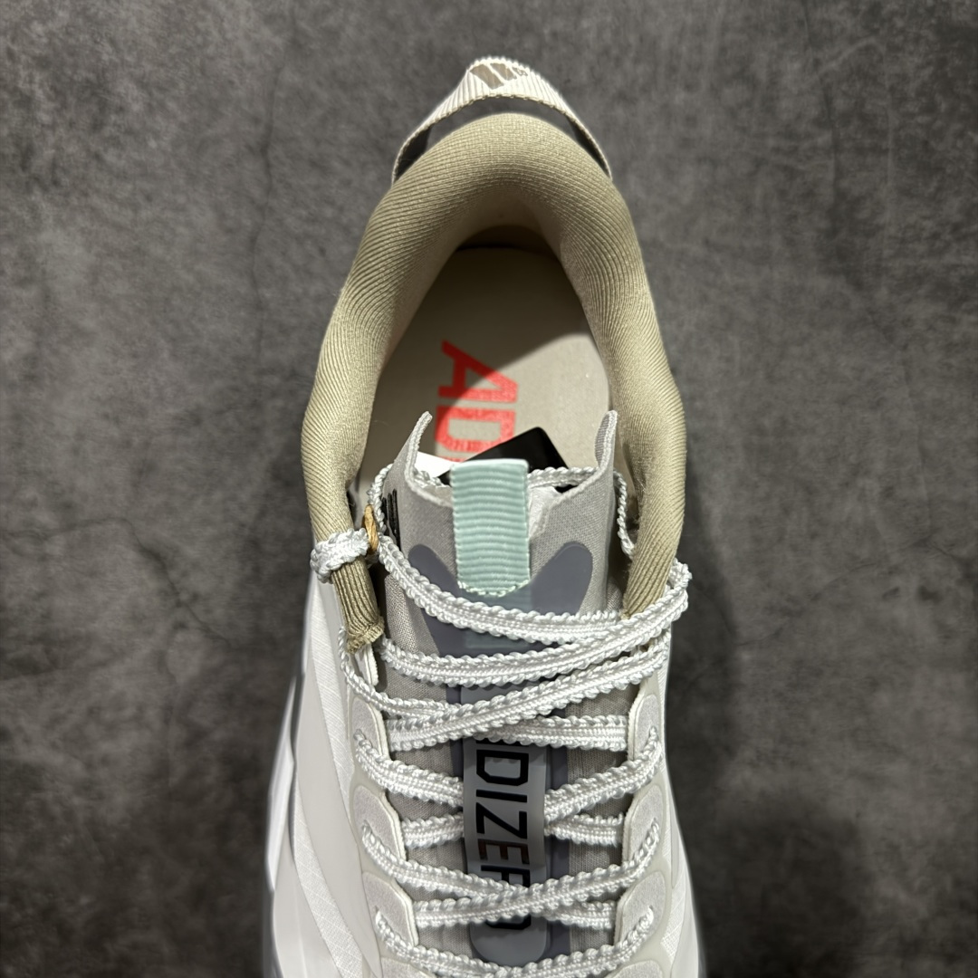 图片[8]-【TD版本】adidas Adizero Evo SL ATR 舒适百搭耐磨透气 低帮 马拉松训练竞速跑步鞋 男女款 Adizero Evo SL ATR跑步鞋是阿迪达斯推出的一款备受瞩目的户外超轻跑鞋。这款鞋以其超轻量化设计脱颖而出，成为跑者的理想选择，尤其适合竞速训练和日常训练。搭载了Lightstrike Pro技术的中底纤维泡棉，这一技术通过采用更轻盈、更富弹性的泡棉材质，为跑者提供了出色的缓震和回弹效果，让每一步都充满力量且轻松顺畅。无论是在长距离的慢跑还是高强度的冲刺跑中，都能感受到明显的缓震效果。外底采用Continental马牌橡胶，搭配1.5毫米鞋钉，结合独特的纹路设计，可在湿滑、泥泞等多种户外地形上提供可靠的抓地力，确保跑步安全稳定。Adizero Evo SL ATR的鞋面采用格子布梭织网眼布，兼具透气性和耐用性，能快速排出鞋内湿气，保持脚部干爽。同时，鞋头部位增加防泼水处理，可抵御轻度雨水或潮湿环境。鞋底的设计注重了耐磨性和抓地力的平衡。厚实的马牌橡胶大底不仅提供了稳定的支撑，还确保了在各种地面上的出色抓地效果。Adizero Evo SL ATR适合各种训练和日常穿着。无论是有氧慢跑、节奏跑还是速度训练，这款鞋都能提供令人满意的性能支撑。 货号：KK2717 尺码：36-45（36 36⅔ 37⅓ 38 38⅔ 39⅓ 40 40⅔ 41⅓ 42 42⅔ 43⅓ 44 44⅔ 45⅓）-选品中心