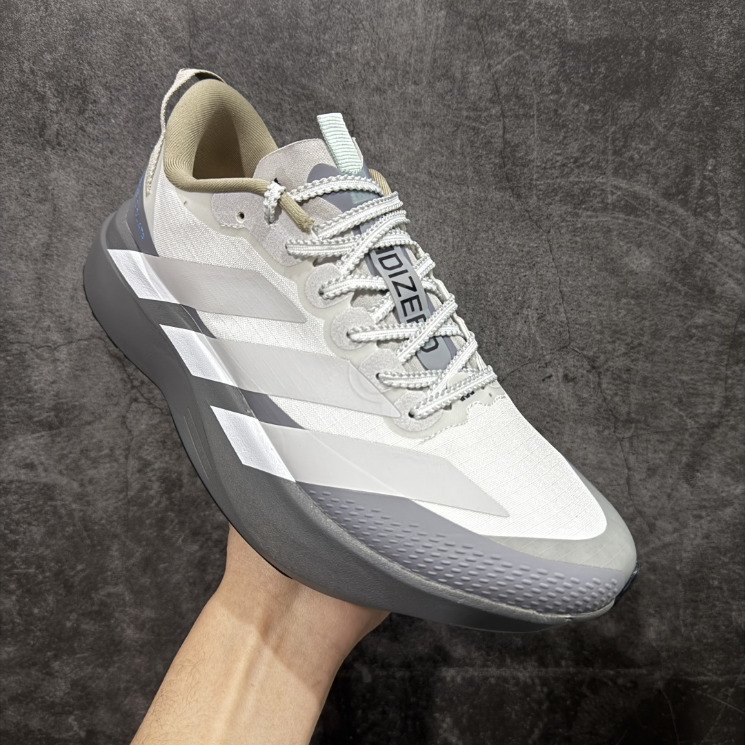 图片[3]-【TD版本】adidas Adizero Evo SL ATR 舒适百搭耐磨透气 低帮 马拉松训练竞速跑步鞋 男女款 Adizero Evo SL ATR跑步鞋是阿迪达斯推出的一款备受瞩目的户外超轻跑鞋。这款鞋以其超轻量化设计脱颖而出，成为跑者的理想选择，尤其适合竞速训练和日常训练。搭载了Lightstrike Pro技术的中底纤维泡棉，这一技术通过采用更轻盈、更富弹性的泡棉材质，为跑者提供了出色的缓震和回弹效果，让每一步都充满力量且轻松顺畅。无论是在长距离的慢跑还是高强度的冲刺跑中，都能感受到明显的缓震效果。外底采用Continental马牌橡胶，搭配1.5毫米鞋钉，结合独特的纹路设计，可在湿滑、泥泞等多种户外地形上提供可靠的抓地力，确保跑步安全稳定。Adizero Evo SL ATR的鞋面采用格子布梭织网眼布，兼具透气性和耐用性，能快速排出鞋内湿气，保持脚部干爽。同时，鞋头部位增加防泼水处理，可抵御轻度雨水或潮湿环境。鞋底的设计注重了耐磨性和抓地力的平衡。厚实的马牌橡胶大底不仅提供了稳定的支撑，还确保了在各种地面上的出色抓地效果。Adizero Evo SL ATR适合各种训练和日常穿着。无论是有氧慢跑、节奏跑还是速度训练，这款鞋都能提供令人满意的性能支撑。 货号：KK2717 尺码：36-45（36 36⅔ 37⅓ 38 38⅔ 39⅓ 40 40⅔ 41⅓ 42 42⅔ 43⅓ 44 44⅔ 45⅓）-选品中心