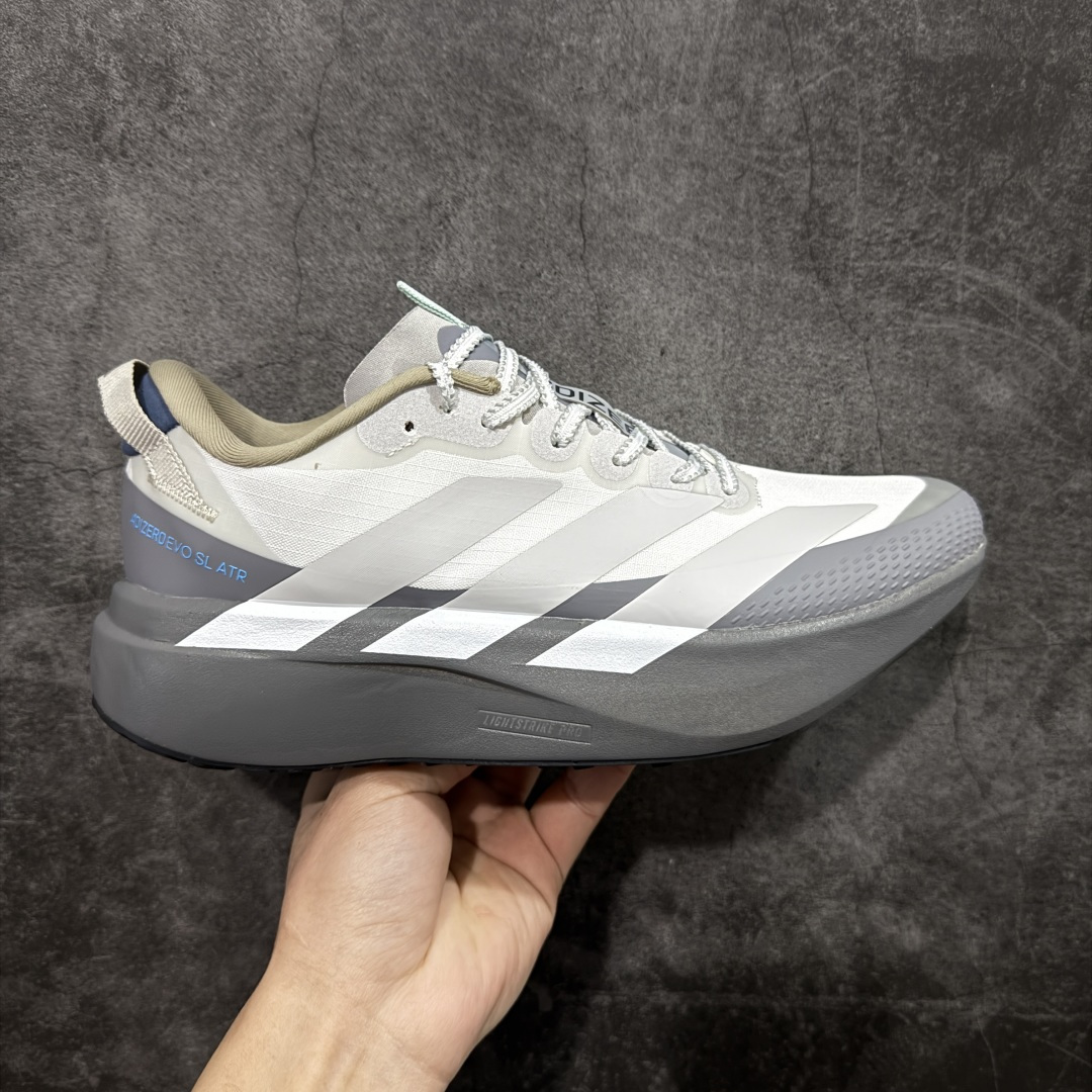 【TD版本】adidas Adizero Evo SL ATR 舒适百搭耐磨透气 低帮 马拉松训练竞速跑步鞋 男女款 Adizero Evo SL ATR跑步鞋是阿迪达斯推出的一款备受瞩目的户外超轻跑鞋。这款鞋以其超轻量化设计脱颖而出,成为跑者的理想选择,尤其适合竞速训练和日常训练。搭载了Lightstrike Pro技术的中底纤维泡棉,这一技术通过采用更轻盈、更富弹性的泡棉材质,为跑者提供了出色的缓震和回弹效果,让每一步都充满力量且轻松顺畅。无论是在长距离的慢跑还是高强度的冲刺跑中,都能感受到明显的缓震效果。外底采用Continental马牌橡胶,搭配1.5毫米鞋钉,结合独特的纹路设计,可在湿滑、泥泞等多种户外地形上提供可靠的抓地力,确保跑步安全稳定。Adizero Evo SL ATR的鞋面采用格子布梭织网眼布,兼具透气性和耐用性,能快速排出鞋内湿气,保持脚部干爽。同时,鞋头部位增加防泼水处理,可抵御轻度雨水或潮湿环境。鞋底的设计注重了耐磨性和抓地力的平衡。厚实的马牌橡胶大底不仅提供了稳定的支撑,还确保了在各种地面上的出色抓地效果。Adizero Evo SL ATR适合各种训练和日常穿着。无论是有氧慢跑、节奏跑还是速度训练,这款鞋都能提供令人满意的性能支撑。 货号:KK2717 尺码:36-45(36 36⅔ 37⅓ 38 38⅔ 39⅓ 40 40⅔ 41⅓ 42 42⅔ 43⅓ 44 44⅔ 45⅓)-选品中心