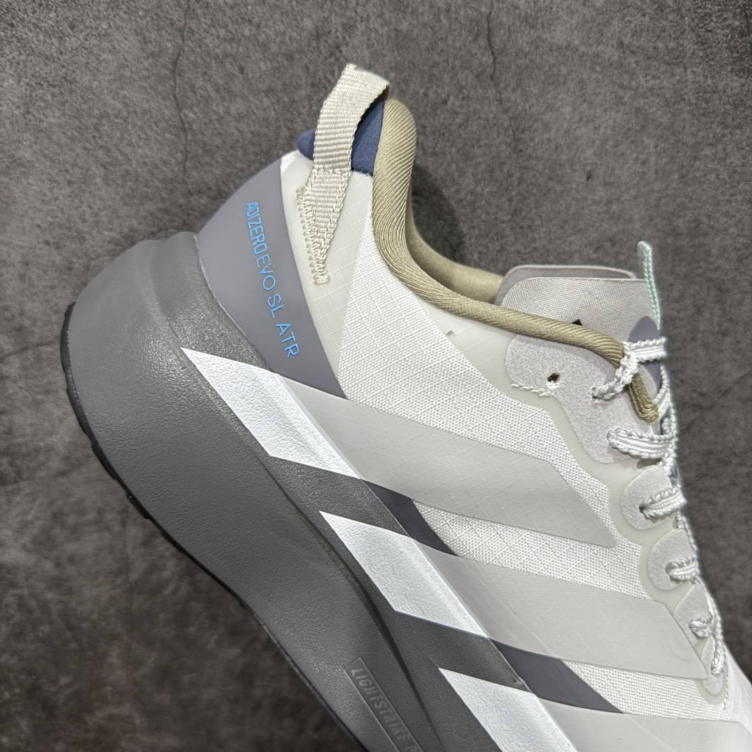 图片[7]-【TD版本】adidas Adizero Evo SL ATR 舒适百搭耐磨透气 低帮 马拉松训练竞速跑步鞋 男女款 Adizero Evo SL ATR跑步鞋是阿迪达斯推出的一款备受瞩目的户外超轻跑鞋。这款鞋以其超轻量化设计脱颖而出，成为跑者的理想选择，尤其适合竞速训练和日常训练。搭载了Lightstrike Pro技术的中底纤维泡棉，这一技术通过采用更轻盈、更富弹性的泡棉材质，为跑者提供了出色的缓震和回弹效果，让每一步都充满力量且轻松顺畅。无论是在长距离的慢跑还是高强度的冲刺跑中，都能感受到明显的缓震效果。外底采用Continental马牌橡胶，搭配1.5毫米鞋钉，结合独特的纹路设计，可在湿滑、泥泞等多种户外地形上提供可靠的抓地力，确保跑步安全稳定。Adizero Evo SL ATR的鞋面采用格子布梭织网眼布，兼具透气性和耐用性，能快速排出鞋内湿气，保持脚部干爽。同时，鞋头部位增加防泼水处理，可抵御轻度雨水或潮湿环境。鞋底的设计注重了耐磨性和抓地力的平衡。厚实的马牌橡胶大底不仅提供了稳定的支撑，还确保了在各种地面上的出色抓地效果。Adizero Evo SL ATR适合各种训练和日常穿着。无论是有氧慢跑、节奏跑还是速度训练，这款鞋都能提供令人满意的性能支撑。 货号：KK2717 尺码：36-45（36 36⅔ 37⅓ 38 38⅔ 39⅓ 40 40⅔ 41⅓ 42 42⅔ 43⅓ 44 44⅔ 45⅓）-选品中心