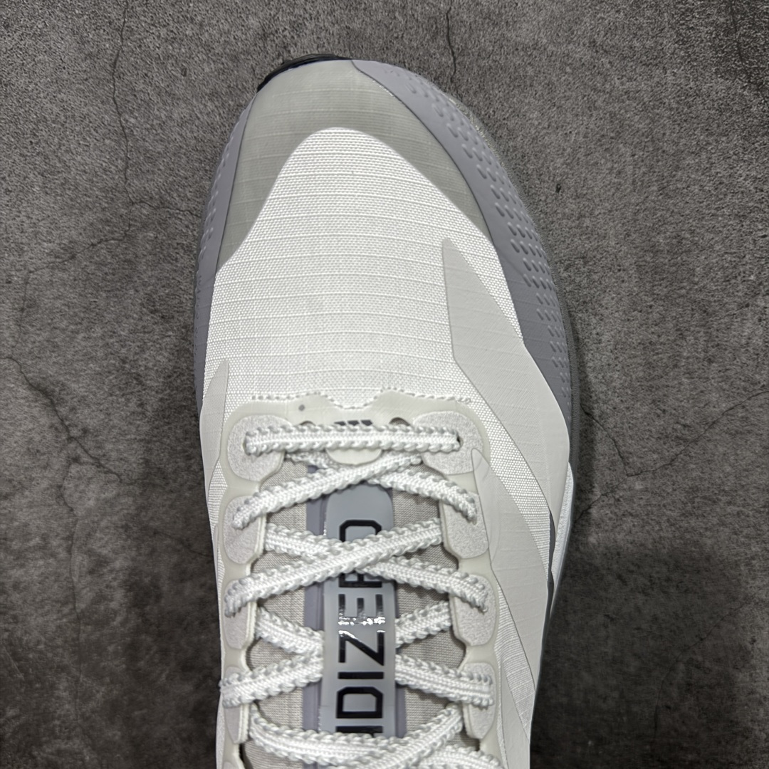 图片[5]-【TD版本】adidas Adizero Evo SL ATR 舒适百搭耐磨透气 低帮 马拉松训练竞速跑步鞋 男女款 Adizero Evo SL ATR跑步鞋是阿迪达斯推出的一款备受瞩目的户外超轻跑鞋。这款鞋以其超轻量化设计脱颖而出，成为跑者的理想选择，尤其适合竞速训练和日常训练。搭载了Lightstrike Pro技术的中底纤维泡棉，这一技术通过采用更轻盈、更富弹性的泡棉材质，为跑者提供了出色的缓震和回弹效果，让每一步都充满力量且轻松顺畅。无论是在长距离的慢跑还是高强度的冲刺跑中，都能感受到明显的缓震效果。外底采用Continental马牌橡胶，搭配1.5毫米鞋钉，结合独特的纹路设计，可在湿滑、泥泞等多种户外地形上提供可靠的抓地力，确保跑步安全稳定。Adizero Evo SL ATR的鞋面采用格子布梭织网眼布，兼具透气性和耐用性，能快速排出鞋内湿气，保持脚部干爽。同时，鞋头部位增加防泼水处理，可抵御轻度雨水或潮湿环境。鞋底的设计注重了耐磨性和抓地力的平衡。厚实的马牌橡胶大底不仅提供了稳定的支撑，还确保了在各种地面上的出色抓地效果。Adizero Evo SL ATR适合各种训练和日常穿着。无论是有氧慢跑、节奏跑还是速度训练，这款鞋都能提供令人满意的性能支撑。 货号：KK2717 尺码：36-45（36 36⅔ 37⅓ 38 38⅔ 39⅓ 40 40⅔ 41⅓ 42 42⅔ 43⅓ 44 44⅔ 45⅓）-选品中心