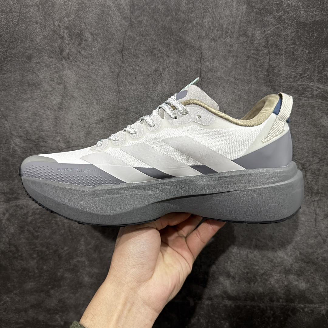 图片[2]-【TD版本】adidas Adizero Evo SL ATR 舒适百搭耐磨透气 低帮 马拉松训练竞速跑步鞋 男女款 Adizero Evo SL ATR跑步鞋是阿迪达斯推出的一款备受瞩目的户外超轻跑鞋。这款鞋以其超轻量化设计脱颖而出，成为跑者的理想选择，尤其适合竞速训练和日常训练。搭载了Lightstrike Pro技术的中底纤维泡棉，这一技术通过采用更轻盈、更富弹性的泡棉材质，为跑者提供了出色的缓震和回弹效果，让每一步都充满力量且轻松顺畅。无论是在长距离的慢跑还是高强度的冲刺跑中，都能感受到明显的缓震效果。外底采用Continental马牌橡胶，搭配1.5毫米鞋钉，结合独特的纹路设计，可在湿滑、泥泞等多种户外地形上提供可靠的抓地力，确保跑步安全稳定。Adizero Evo SL ATR的鞋面采用格子布梭织网眼布，兼具透气性和耐用性，能快速排出鞋内湿气，保持脚部干爽。同时，鞋头部位增加防泼水处理，可抵御轻度雨水或潮湿环境。鞋底的设计注重了耐磨性和抓地力的平衡。厚实的马牌橡胶大底不仅提供了稳定的支撑，还确保了在各种地面上的出色抓地效果。Adizero Evo SL ATR适合各种训练和日常穿着。无论是有氧慢跑、节奏跑还是速度训练，这款鞋都能提供令人满意的性能支撑。 货号：KK2717 尺码：36-45（36 36⅔ 37⅓ 38 38⅔ 39⅓ 40 40⅔ 41⅓ 42 42⅔ 43⅓ 44 44⅔ 45⅓）-选品中心