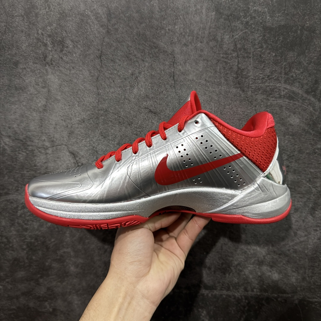 图片[2]-【S2版本】Caitlin Clark x NK Kobe 5 Protro S2纯原生产线出品 科比五代克拉克联名银红 #Zoom Turbo气垫➕后掌EVA缓震 实战配置直接拉满 #原楦纸板开发 鞋身流线型、后跟塑形，区分土肥圆 #原档数据3D打印 鞋面细节匹配原版 #全身鞋材卡料色独家定制 唯一正确喷漆SWOOSH #NK专利Flyknit飞线科技，给予鞋身足够抗扭矩力 #真实底模最大48.5 实战利器 专供海外市场 货号：IV2712-001 尺码：40 40.5 41 42 42.5 43 44 44.5 45 46 47.5 48.5（脚宽、脚胖 建议买大半码）-选品中心