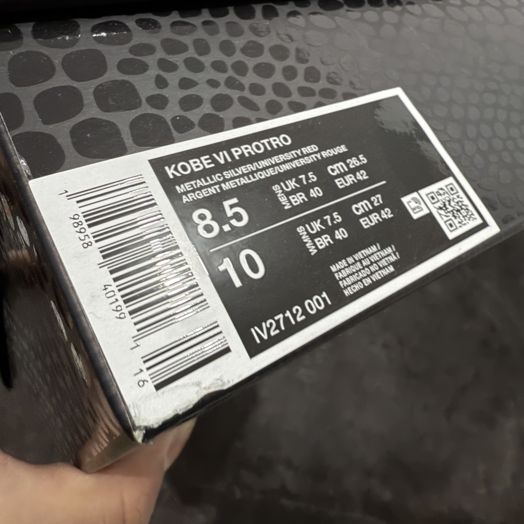 图片[13]-【S2版本】Caitlin Clark x NK Kobe 5 Protro S2纯原生产线出品 科比五代克拉克联名银红 #Zoom Turbo气垫➕后掌EVA缓震 实战配置直接拉满 #原楦纸板开发 鞋身流线型、后跟塑形，区分土肥圆 #原档数据3D打印 鞋面细节匹配原版 #全身鞋材卡料色独家定制 唯一正确喷漆SWOOSH #NK专利Flyknit飞线科技，给予鞋身足够抗扭矩力 #真实底模最大48.5 实战利器 专供海外市场 货号：IV2712-001 尺码：40 40.5 41 42 42.5 43 44 44.5 45 46 47.5 48.5（脚宽、脚胖 建议买大半码）-选品中心