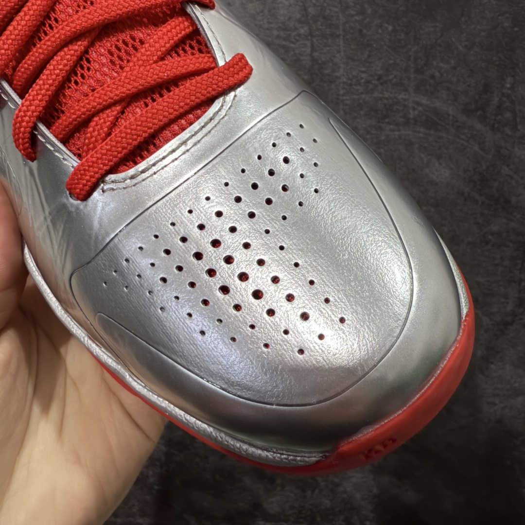 图片[6]-【S2版本】Caitlin Clark x NK Kobe 5 Protro S2纯原生产线出品 科比五代克拉克联名银红 #Zoom Turbo气垫➕后掌EVA缓震 实战配置直接拉满 #原楦纸板开发 鞋身流线型、后跟塑形，区分土肥圆 #原档数据3D打印 鞋面细节匹配原版 #全身鞋材卡料色独家定制 唯一正确喷漆SWOOSH #NK专利Flyknit飞线科技，给予鞋身足够抗扭矩力 #真实底模最大48.5 实战利器 专供海外市场 货号：IV2712-001 尺码：40 40.5 41 42 42.5 43 44 44.5 45 46 47.5 48.5（脚宽、脚胖 建议买大半码）-选品中心