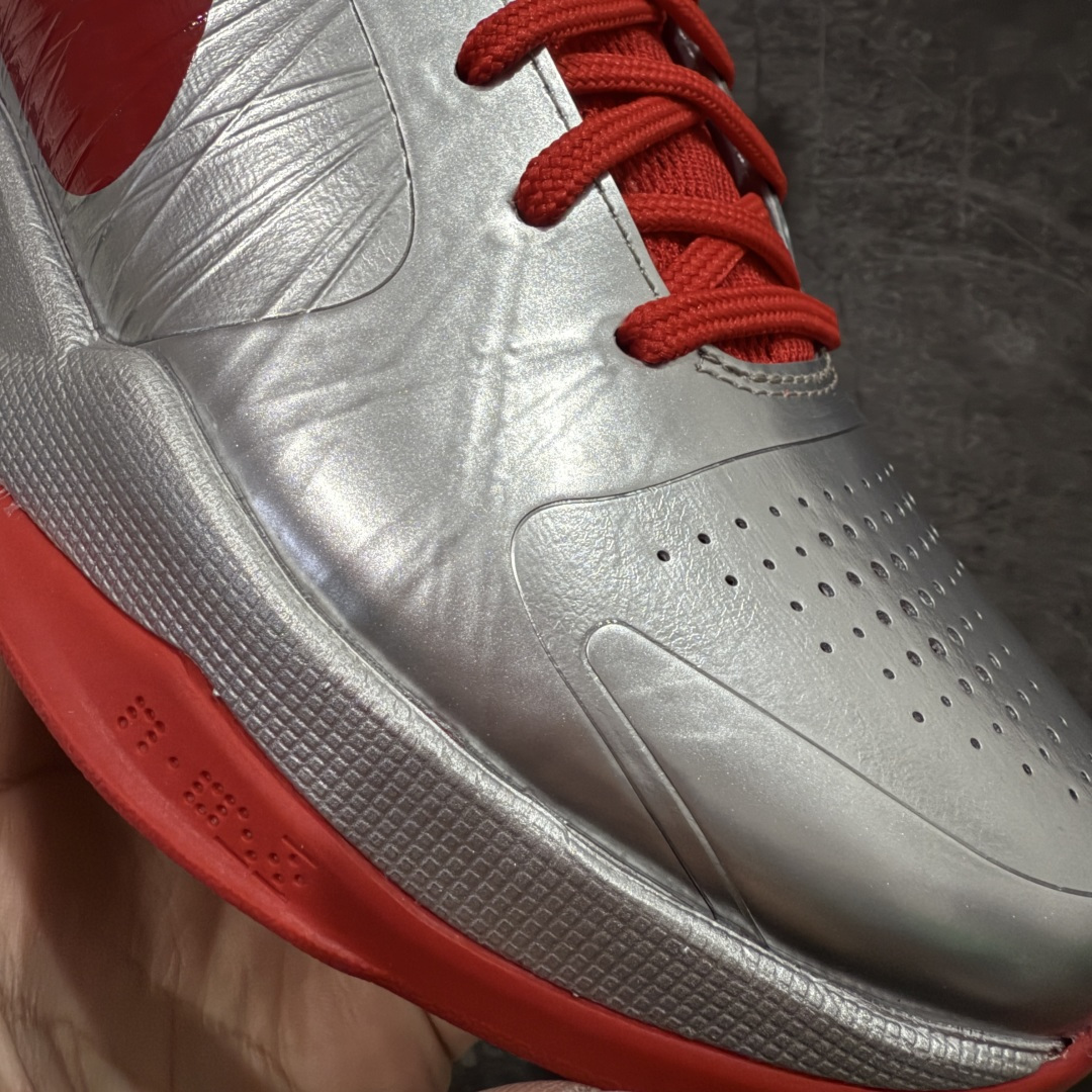 图片[5]-【S2版本】Caitlin Clark x NK Kobe 5 Protro S2纯原生产线出品 科比五代克拉克联名银红 #Zoom Turbo气垫➕后掌EVA缓震 实战配置直接拉满 #原楦纸板开发 鞋身流线型、后跟塑形，区分土肥圆 #原档数据3D打印 鞋面细节匹配原版 #全身鞋材卡料色独家定制 唯一正确喷漆SWOOSH #NK专利Flyknit飞线科技，给予鞋身足够抗扭矩力 #真实底模最大48.5 实战利器 专供海外市场 货号：IV2712-001 尺码：40 40.5 41 42 42.5 43 44 44.5 45 46 47.5 48.5（脚宽、脚胖 建议买大半码）-选品中心