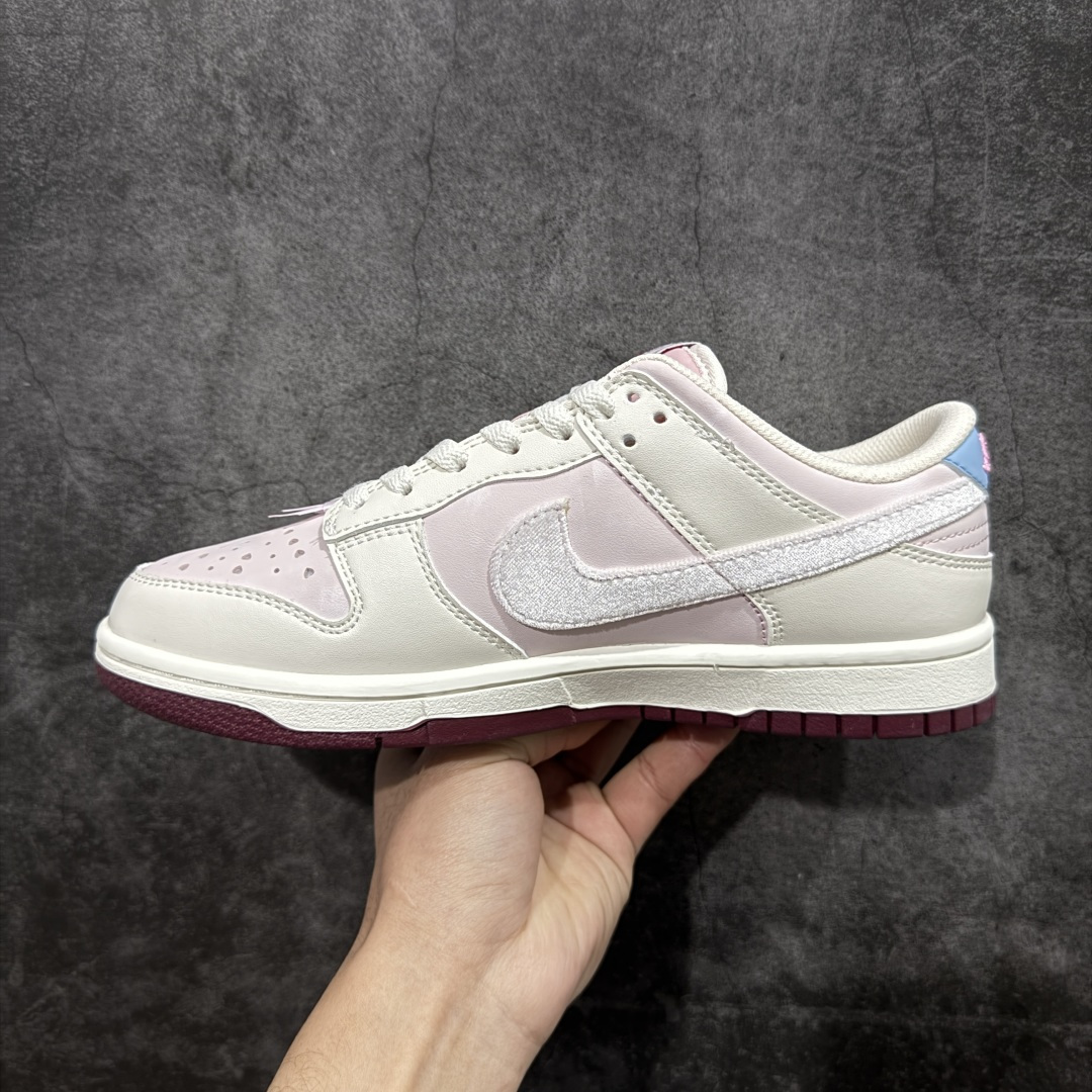 图片[2]-【XC纯原】礼Nike Dunk Low \”Valentine’s Day\” 情人节限定 米粉 奶白 + 柔雾粉的渐变配色像裹了层春日薄纱，鞋身拼接细腻皮革 + 丝绒勾边：鞋面是软滑的哑光皮革，Swoosh 用银粉丝绒材质，摸上去自带柔焦质感；后跟暗藏浅蓝小细节市场唯一独家头层皮打造 原鞋原档案开发 原厂皮料 原档冲孔鞋头 正确满胶鞋垫 四线拉帮 原厂织唛标 鞋舌高弹海绵填充 货号：IQ1145-610 尺码： 35 36 36.5 37.5 38 38.5 39 40 40.5 41 42 42.5 43 44 44.5 45 46-选品中心