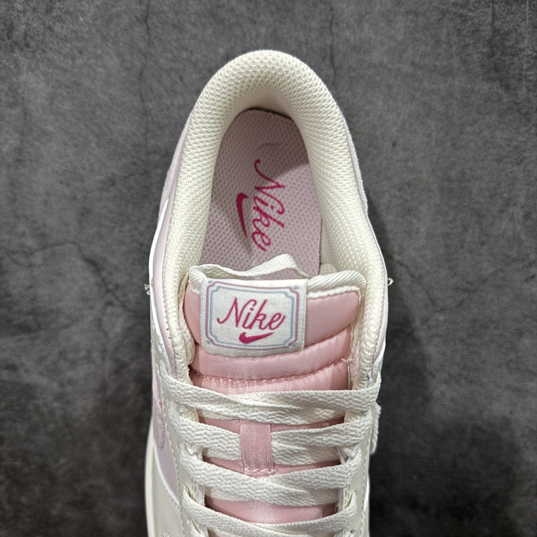 图片[8]-【XC纯原】礼Nike Dunk Low \”Valentine’s Day\” 情人节限定 米粉 奶白 + 柔雾粉的渐变配色像裹了层春日薄纱，鞋身拼接细腻皮革 + 丝绒勾边：鞋面是软滑的哑光皮革，Swoosh 用银粉丝绒材质，摸上去自带柔焦质感；后跟暗藏浅蓝小细节市场唯一独家头层皮打造 原鞋原档案开发 原厂皮料 原档冲孔鞋头 正确满胶鞋垫 四线拉帮 原厂织唛标 鞋舌高弹海绵填充 货号：IQ1145-610 尺码： 35 36 36.5 37.5 38 38.5 39 40 40.5 41 42 42.5 43 44 44.5 45 46-选品中心