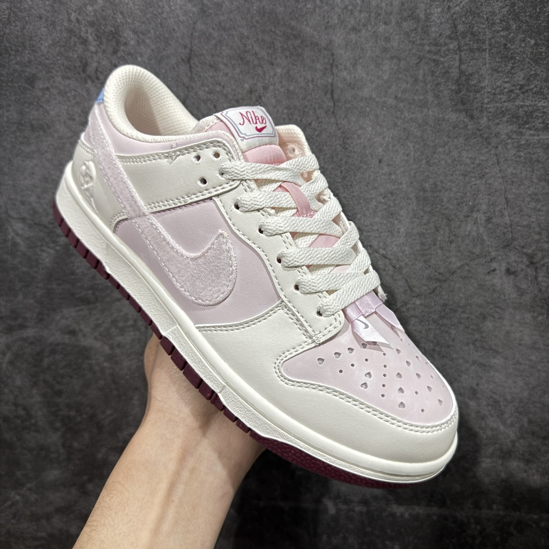 图片[3]-【XC纯原】礼Nike Dunk Low \”Valentine’s Day\” 情人节限定 米粉 奶白 + 柔雾粉的渐变配色像裹了层春日薄纱，鞋身拼接细腻皮革 + 丝绒勾边：鞋面是软滑的哑光皮革，Swoosh 用银粉丝绒材质，摸上去自带柔焦质感；后跟暗藏浅蓝小细节市场唯一独家头层皮打造 原鞋原档案开发 原厂皮料 原档冲孔鞋头 正确满胶鞋垫 四线拉帮 原厂织唛标 鞋舌高弹海绵填充 货号：IQ1145-610 尺码： 35 36 36.5 37.5 38 38.5 39 40 40.5 41 42 42.5 43 44 44.5 45 46-选品中心