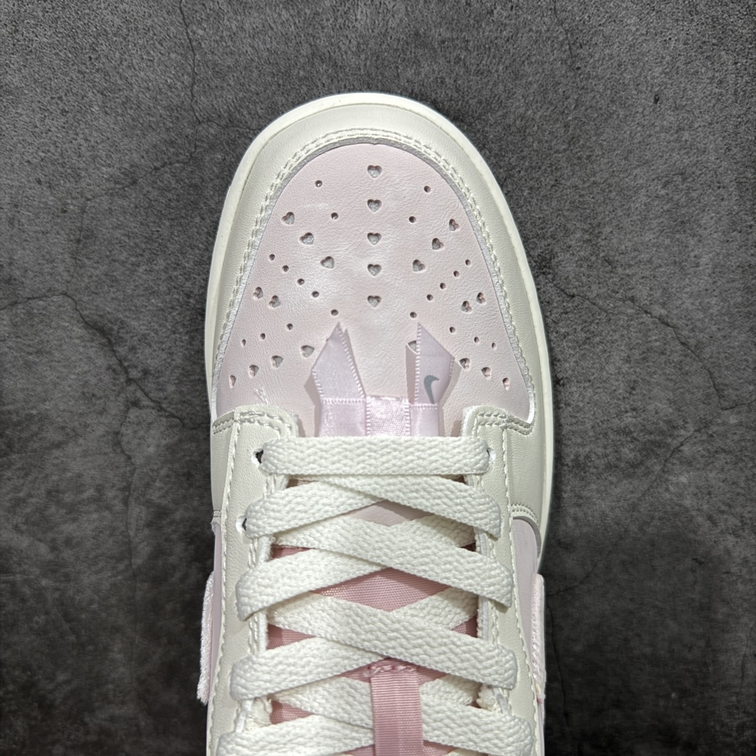 图片[5]-【XC纯原】礼Nike Dunk Low \”Valentine’s Day\” 情人节限定 米粉 奶白 + 柔雾粉的渐变配色像裹了层春日薄纱，鞋身拼接细腻皮革 + 丝绒勾边：鞋面是软滑的哑光皮革，Swoosh 用银粉丝绒材质，摸上去自带柔焦质感；后跟暗藏浅蓝小细节市场唯一独家头层皮打造 原鞋原档案开发 原厂皮料 原档冲孔鞋头 正确满胶鞋垫 四线拉帮 原厂织唛标 鞋舌高弹海绵填充 货号：IQ1145-610 尺码： 35 36 36.5 37.5 38 38.5 39 40 40.5 41 42 42.5 43 44 44.5 45 46-选品中心