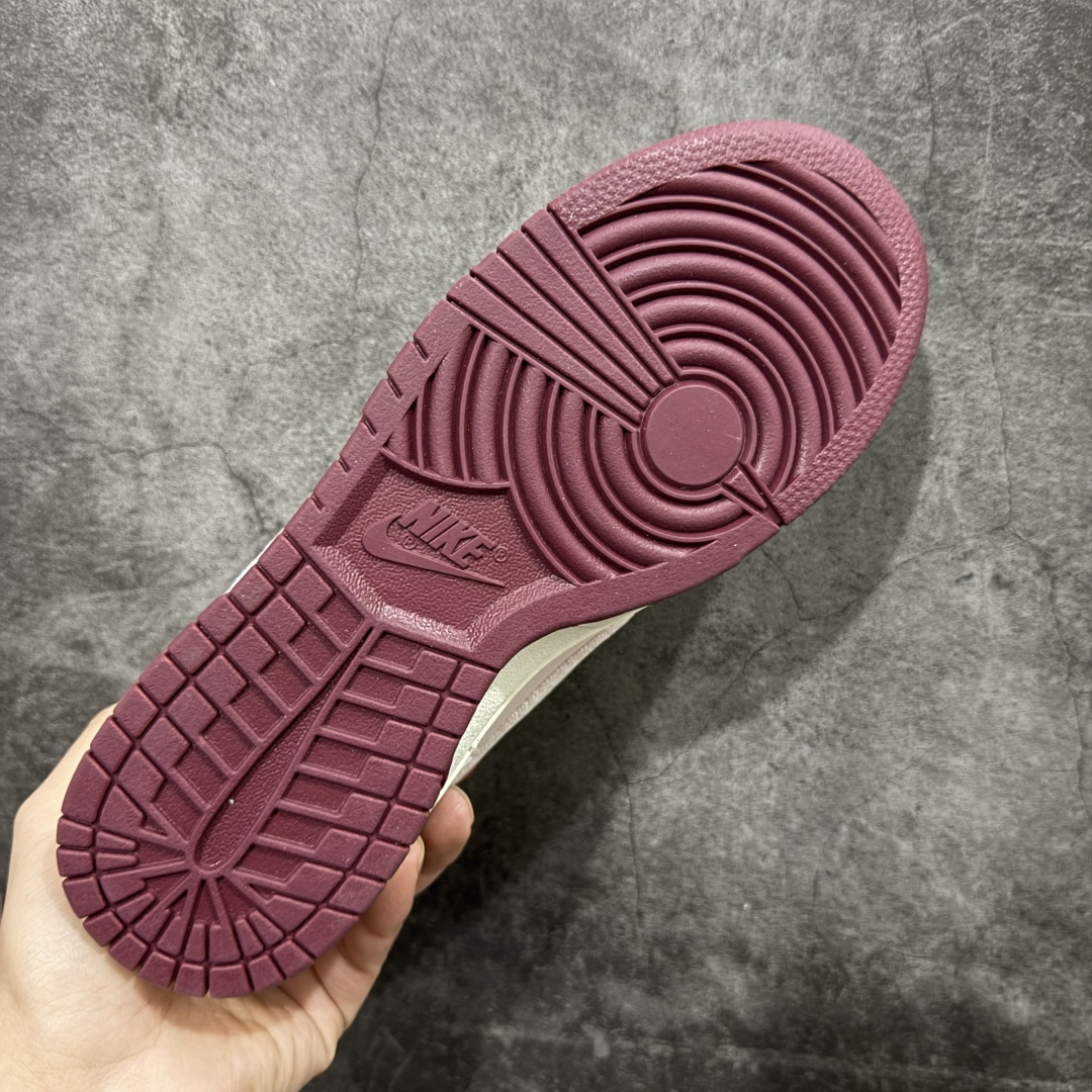 图片[9]-【XC纯原】礼Nike Dunk Low \”Valentine’s Day\” 情人节限定 米粉 奶白 + 柔雾粉的渐变配色像裹了层春日薄纱，鞋身拼接细腻皮革 + 丝绒勾边：鞋面是软滑的哑光皮革，Swoosh 用银粉丝绒材质，摸上去自带柔焦质感；后跟暗藏浅蓝小细节市场唯一独家头层皮打造 原鞋原档案开发 原厂皮料 原档冲孔鞋头 正确满胶鞋垫 四线拉帮 原厂织唛标 鞋舌高弹海绵填充 货号：IQ1145-610 尺码： 35 36 36.5 37.5 38 38.5 39 40 40.5 41 42 42.5 43 44 44.5 45 46-选品中心