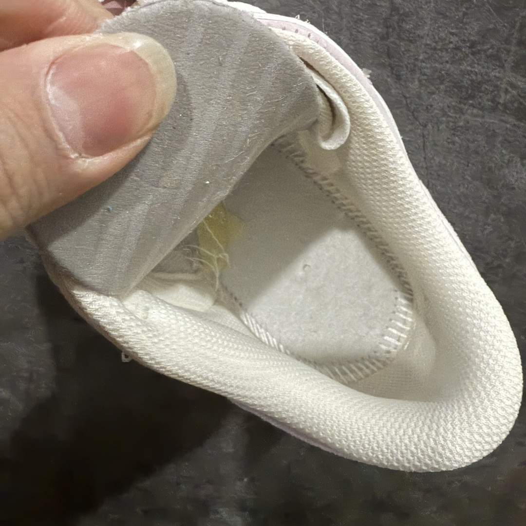 图片[8]-【XC纯原】礼Nike Dunk Low \”Valentine’s Day\” 情人节限定 米粉 奶白 + 柔雾粉的渐变配色像裹了层春日薄纱，鞋身拼接细腻皮革 + 丝绒勾边：鞋面是软滑的哑光皮革，Swoosh 用银粉丝绒材质，摸上去自带柔焦质感；后跟暗藏浅蓝小细节市场唯一独家头层皮打造 原鞋原档案开发 原厂皮料 原档冲孔鞋头 正确满胶鞋垫 四线拉帮 原厂织唛标 鞋舌高弹海绵填充 货号：IQ1145-610 尺码： 35 36 36.5 37.5 38 38.5 39 40 40.5 41 42 42.5 43 44 44.5 45 46-选品中心