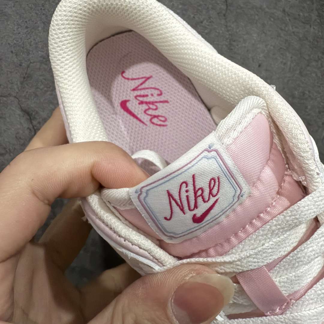 图片[7]-【XC纯原】礼Nike Dunk Low \”Valentine’s Day\” 情人节限定 米粉 奶白 + 柔雾粉的渐变配色像裹了层春日薄纱，鞋身拼接细腻皮革 + 丝绒勾边：鞋面是软滑的哑光皮革，Swoosh 用银粉丝绒材质，摸上去自带柔焦质感；后跟暗藏浅蓝小细节市场唯一独家头层皮打造 原鞋原档案开发 原厂皮料 原档冲孔鞋头 正确满胶鞋垫 四线拉帮 原厂织唛标 鞋舌高弹海绵填充 货号：IQ1145-610 尺码： 35 36 36.5 37.5 38 38.5 39 40 40.5 41 42 42.5 43 44 44.5 45 46-选品中心