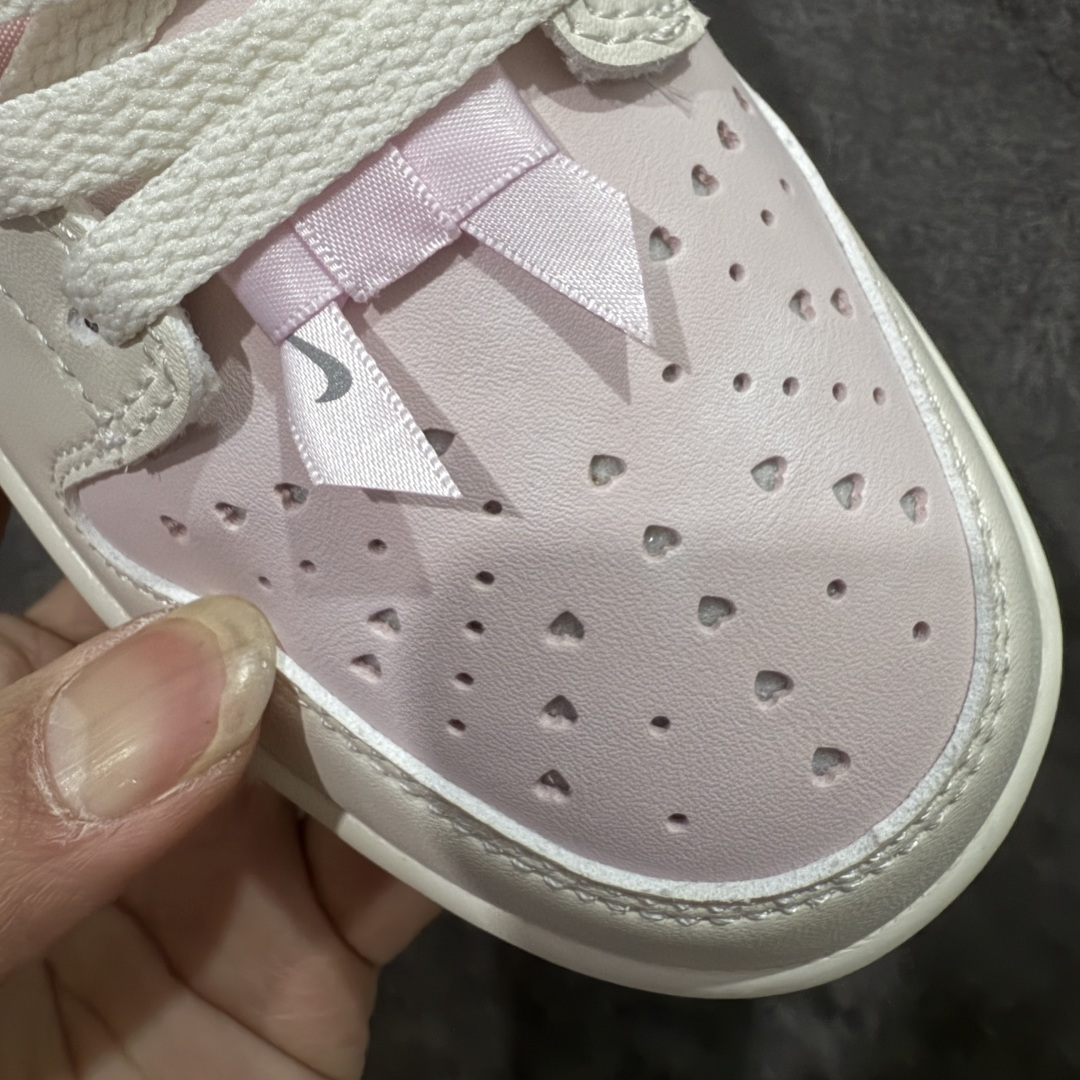 图片[6]-【XC纯原】礼Nike Dunk Low \”Valentine’s Day\” 情人节限定 米粉 奶白 + 柔雾粉的渐变配色像裹了层春日薄纱，鞋身拼接细腻皮革 + 丝绒勾边：鞋面是软滑的哑光皮革，Swoosh 用银粉丝绒材质，摸上去自带柔焦质感；后跟暗藏浅蓝小细节市场唯一独家头层皮打造 原鞋原档案开发 原厂皮料 原档冲孔鞋头 正确满胶鞋垫 四线拉帮 原厂织唛标 鞋舌高弹海绵填充 货号：IQ1145-610 尺码： 35 36 36.5 37.5 38 38.5 39 40 40.5 41 42 42.5 43 44 44.5 45 46-选品中心