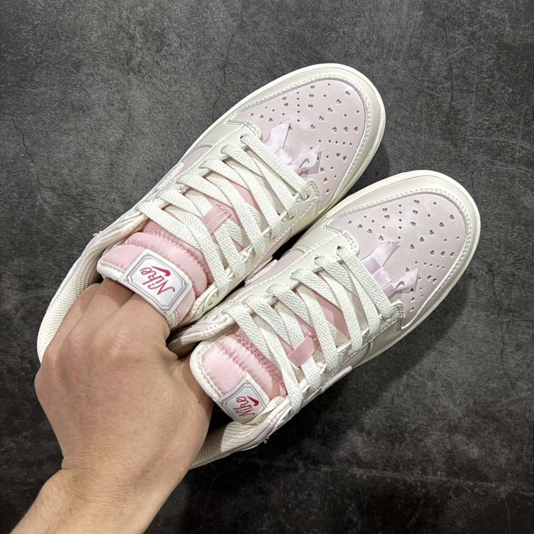 图片[3]-【XC纯原】礼Nike Dunk Low \”Valentine’s Day\” 情人节限定 米粉 奶白 + 柔雾粉的渐变配色像裹了层春日薄纱，鞋身拼接细腻皮革 + 丝绒勾边：鞋面是软滑的哑光皮革，Swoosh 用银粉丝绒材质，摸上去自带柔焦质感；后跟暗藏浅蓝小细节市场唯一独家头层皮打造 原鞋原档案开发 原厂皮料 原档冲孔鞋头 正确满胶鞋垫 四线拉帮 原厂织唛标 鞋舌高弹海绵填充 货号：IQ1145-610 尺码： 35 36 36.5 37.5 38 38.5 39 40 40.5 41 42 42.5 43 44 44.5 45 46-选品中心