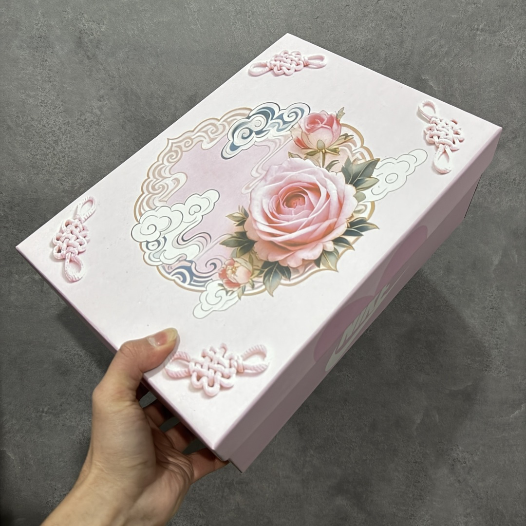 图片[11]-【XC纯原】礼Nike Dunk Low \”Valentine’s Day\” 情人节限定 米粉 奶白 + 柔雾粉的渐变配色像裹了层春日薄纱，鞋身拼接细腻皮革 + 丝绒勾边：鞋面是软滑的哑光皮革，Swoosh 用银粉丝绒材质，摸上去自带柔焦质感；后跟暗藏浅蓝小细节市场唯一独家头层皮打造 原鞋原档案开发 原厂皮料 原档冲孔鞋头 正确满胶鞋垫 四线拉帮 原厂织唛标 鞋舌高弹海绵填充 货号：IQ1145-610 尺码： 35 36 36.5 37.5 38 38.5 39 40 40.5 41 42 42.5 43 44 44.5 45 46-选品中心