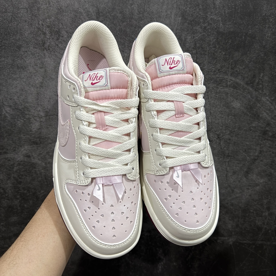 图片[2]-【XC纯原】礼Nike Dunk Low \”Valentine’s Day\” 情人节限定 米粉 奶白 + 柔雾粉的渐变配色像裹了层春日薄纱，鞋身拼接细腻皮革 + 丝绒勾边：鞋面是软滑的哑光皮革，Swoosh 用银粉丝绒材质，摸上去自带柔焦质感；后跟暗藏浅蓝小细节市场唯一独家头层皮打造 原鞋原档案开发 原厂皮料 原档冲孔鞋头 正确满胶鞋垫 四线拉帮 原厂织唛标 鞋舌高弹海绵填充 货号：IQ1145-610 尺码： 35 36 36.5 37.5 38 38.5 39 40 40.5 41 42 42.5 43 44 44.5 45 46-选品中心