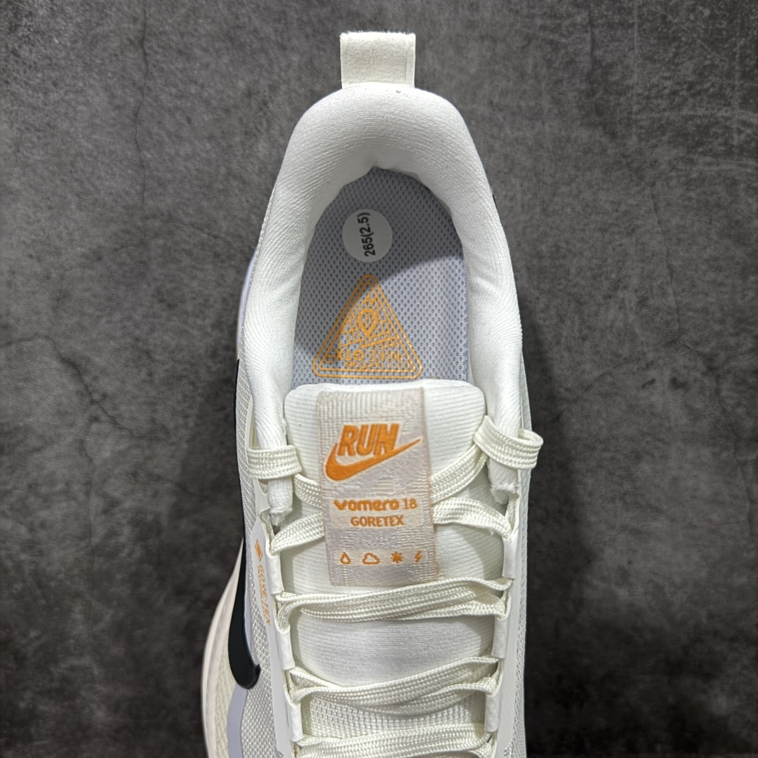 图片[8]-【XE纯原版】Nike Air Zoom Vomero 18 GTX 全新科技运动跑鞋 白色 HQ7002-100    正确防水gtx鞋面材质 目前市场最强品质 原版购入开发 鞋面采用硅胶发泡立体印刷 分体式组合大底 上层超临界ZOOM X泡棉 下层一次ReactX泡棉 区别市场一体底 超高质检清洁度 一切材质配件均与原版一致 原楦原纸板开发 匹配原版98%以上 完美弧度版型 原厂鞋标 立体反光鞋盒标 鞋盒防撞海绵 高端玩家必推版本 高价零售必推版本 欢迎对比市面任意版本‼️ 这双鞋简直是时尚与科技的完美融合。 经典黑色鞋面，质感爆棚，搭配超亮眼的银色大勾子，瞬间成为街头焦点。不仅颜值在线，缓震性能更是一绝 不管是日常出街还是慢跑锻炼，都能给双脚极致舒适体验。  码数超全，36-46 码任你选！别犹豫啦，穿上它，轻松走出潮流范，开启你的时尚运动新旅程！ 码段：36-46-选品中心
