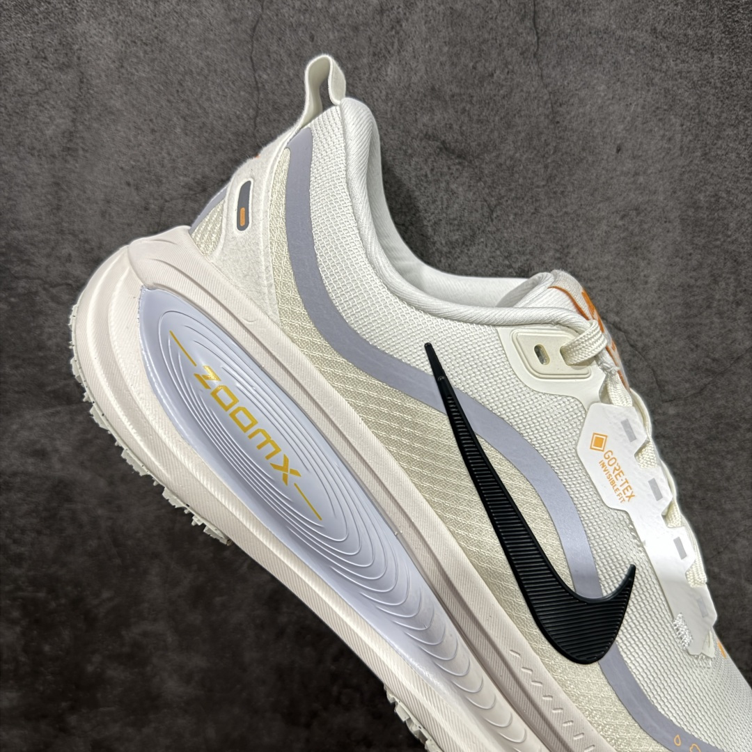 图片[7]-【XE纯原版】Nike Air Zoom Vomero 18 GTX 全新科技运动跑鞋 白色 HQ7002-100    正确防水gtx鞋面材质 目前市场最强品质 原版购入开发 鞋面采用硅胶发泡立体印刷 分体式组合大底 上层超临界ZOOM X泡棉 下层一次ReactX泡棉 区别市场一体底 超高质检清洁度 一切材质配件均与原版一致 原楦原纸板开发 匹配原版98%以上 完美弧度版型 原厂鞋标 立体反光鞋盒标 鞋盒防撞海绵 高端玩家必推版本 高价零售必推版本 欢迎对比市面任意版本‼️ 这双鞋简直是时尚与科技的完美融合。 经典黑色鞋面，质感爆棚，搭配超亮眼的银色大勾子，瞬间成为街头焦点。不仅颜值在线，缓震性能更是一绝 不管是日常出街还是慢跑锻炼，都能给双脚极致舒适体验。  码数超全，36-46 码任你选！别犹豫啦，穿上它，轻松走出潮流范，开启你的时尚运动新旅程！ 码段：36-46-选品中心