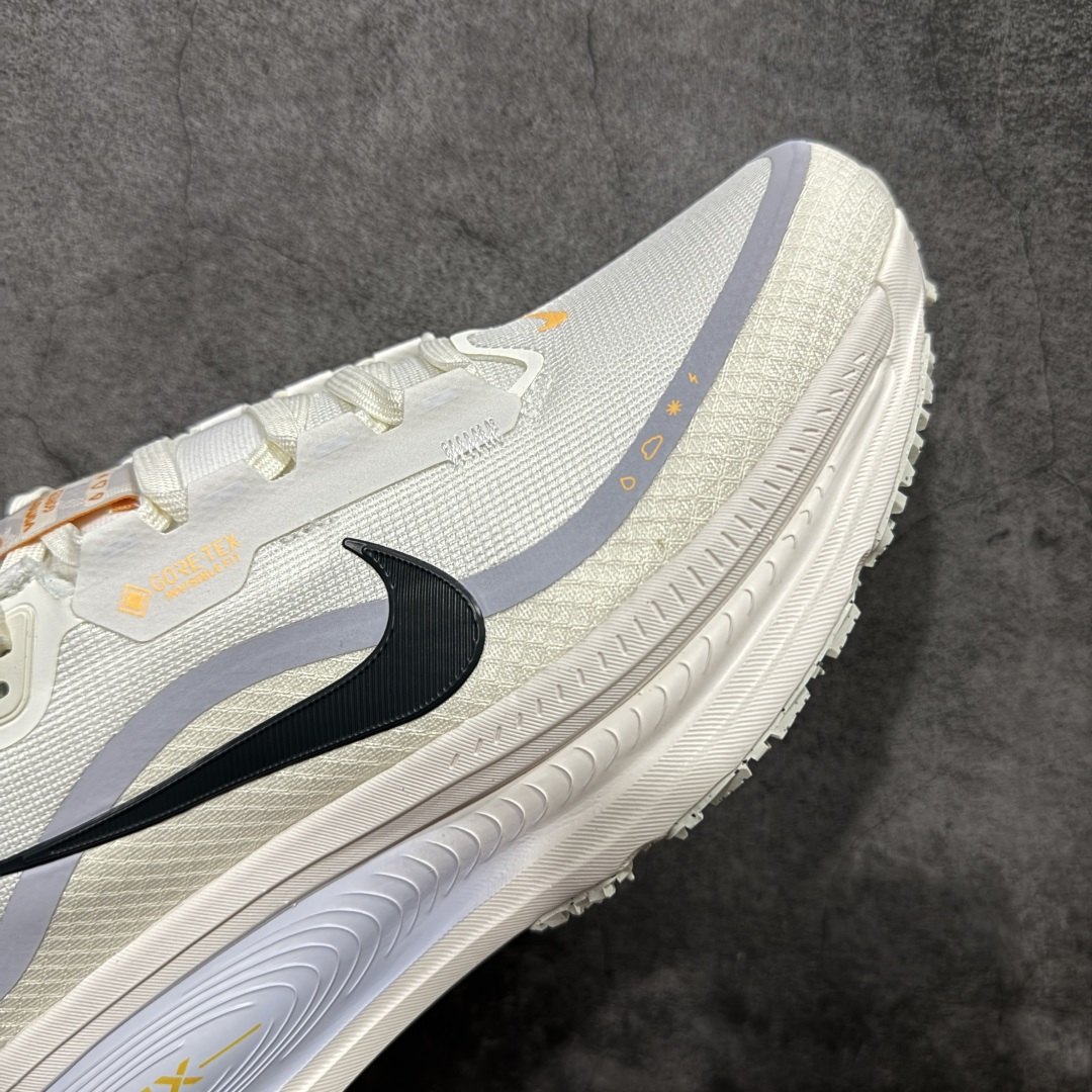 图片[6]-【XE纯原版】Nike Air Zoom Vomero 18 GTX 全新科技运动跑鞋 白色 HQ7002-100    正确防水gtx鞋面材质 目前市场最强品质 原版购入开发 鞋面采用硅胶发泡立体印刷 分体式组合大底 上层超临界ZOOM X泡棉 下层一次ReactX泡棉 区别市场一体底 超高质检清洁度 一切材质配件均与原版一致 原楦原纸板开发 匹配原版98%以上 完美弧度版型 原厂鞋标 立体反光鞋盒标 鞋盒防撞海绵 高端玩家必推版本 高价零售必推版本 欢迎对比市面任意版本‼️ 这双鞋简直是时尚与科技的完美融合。 经典黑色鞋面，质感爆棚，搭配超亮眼的银色大勾子，瞬间成为街头焦点。不仅颜值在线，缓震性能更是一绝 不管是日常出街还是慢跑锻炼，都能给双脚极致舒适体验。  码数超全，36-46 码任你选！别犹豫啦，穿上它，轻松走出潮流范，开启你的时尚运动新旅程！ 码段：36-46-选品中心