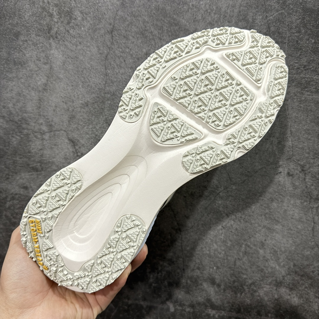 图片[9]-【XE纯原版】Nike Air Zoom Vomero 18 GTX 全新科技运动跑鞋 白色 HQ7002-100    正确防水gtx鞋面材质 目前市场最强品质 原版购入开发 鞋面采用硅胶发泡立体印刷 分体式组合大底 上层超临界ZOOM X泡棉 下层一次ReactX泡棉 区别市场一体底 超高质检清洁度 一切材质配件均与原版一致 原楦原纸板开发 匹配原版98%以上 完美弧度版型 原厂鞋标 立体反光鞋盒标 鞋盒防撞海绵 高端玩家必推版本 高价零售必推版本 欢迎对比市面任意版本‼️ 这双鞋简直是时尚与科技的完美融合。 经典黑色鞋面，质感爆棚，搭配超亮眼的银色大勾子，瞬间成为街头焦点。不仅颜值在线，缓震性能更是一绝 不管是日常出街还是慢跑锻炼，都能给双脚极致舒适体验。  码数超全，36-46 码任你选！别犹豫啦，穿上它，轻松走出潮流范，开启你的时尚运动新旅程！ 码段：36-46-选品中心