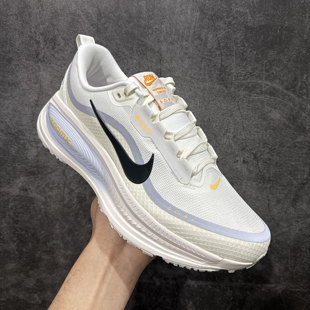 图片[3]-【XE纯原版】Nike Air Zoom Vomero 18 GTX 全新科技运动跑鞋 白色 HQ7002-100    正确防水gtx鞋面材质 目前市场最强品质 原版购入开发 鞋面采用硅胶发泡立体印刷 分体式组合大底 上层超临界ZOOM X泡棉 下层一次ReactX泡棉 区别市场一体底 超高质检清洁度 一切材质配件均与原版一致 原楦原纸板开发 匹配原版98%以上 完美弧度版型 原厂鞋标 立体反光鞋盒标 鞋盒防撞海绵 高端玩家必推版本 高价零售必推版本 欢迎对比市面任意版本‼️ 这双鞋简直是时尚与科技的完美融合。 经典黑色鞋面，质感爆棚，搭配超亮眼的银色大勾子，瞬间成为街头焦点。不仅颜值在线，缓震性能更是一绝 不管是日常出街还是慢跑锻炼，都能给双脚极致舒适体验。  码数超全，36-46 码任你选！别犹豫啦，穿上它，轻松走出潮流范，开启你的时尚运动新旅程！ 码段：36-46-选品中心