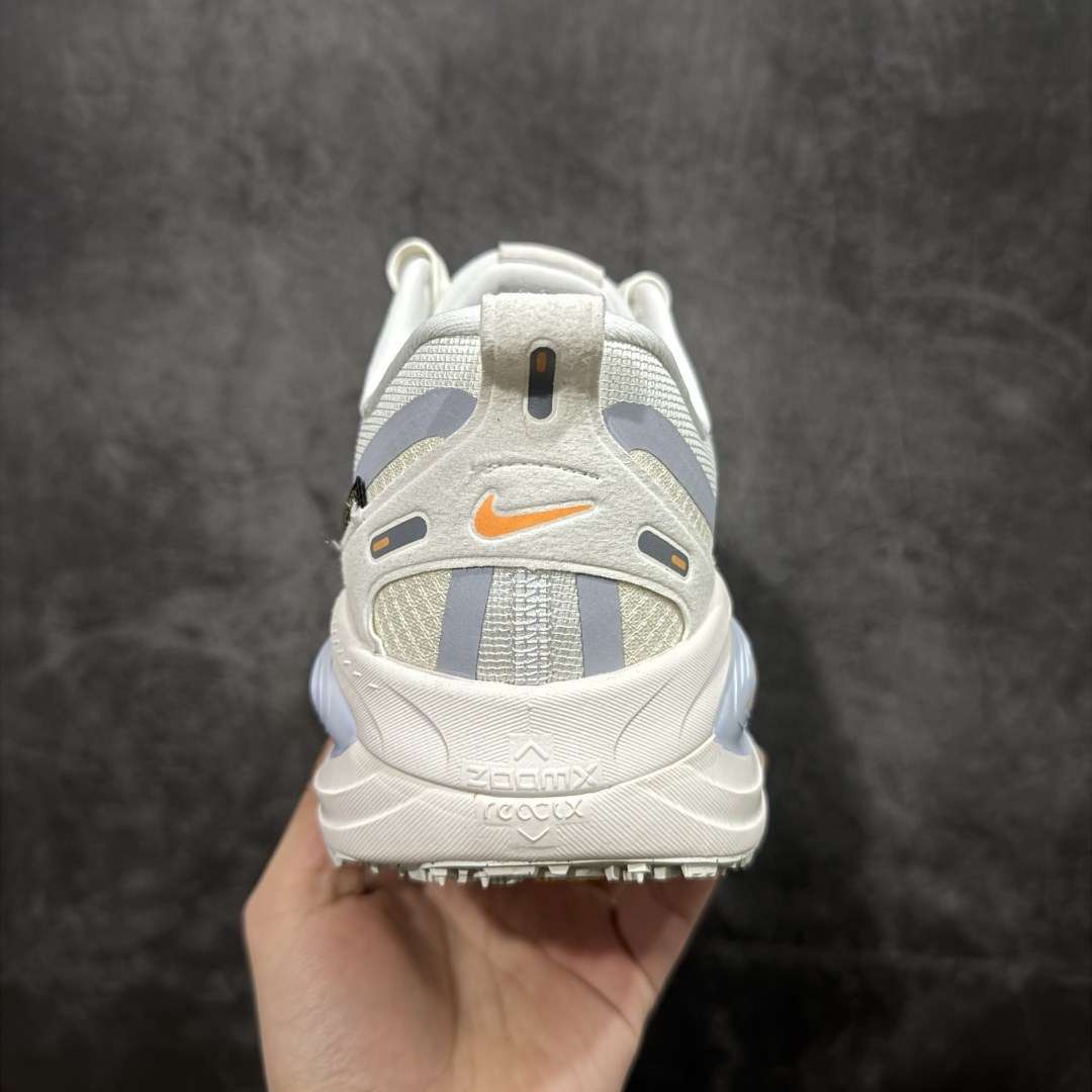 图片[4]-【XE纯原版】Nike Air Zoom Vomero 18 GTX 全新科技运动跑鞋 白色 HQ7002-100    正确防水gtx鞋面材质 目前市场最强品质 原版购入开发 鞋面采用硅胶发泡立体印刷 分体式组合大底 上层超临界ZOOM X泡棉 下层一次ReactX泡棉 区别市场一体底 超高质检清洁度 一切材质配件均与原版一致 原楦原纸板开发 匹配原版98%以上 完美弧度版型 原厂鞋标 立体反光鞋盒标 鞋盒防撞海绵 高端玩家必推版本 高价零售必推版本 欢迎对比市面任意版本‼️ 这双鞋简直是时尚与科技的完美融合。 经典黑色鞋面，质感爆棚，搭配超亮眼的银色大勾子，瞬间成为街头焦点。不仅颜值在线，缓震性能更是一绝 不管是日常出街还是慢跑锻炼，都能给双脚极致舒适体验。  码数超全，36-46 码任你选！别犹豫啦，穿上它，轻松走出潮流范，开启你的时尚运动新旅程！ 码段：36-46-选品中心