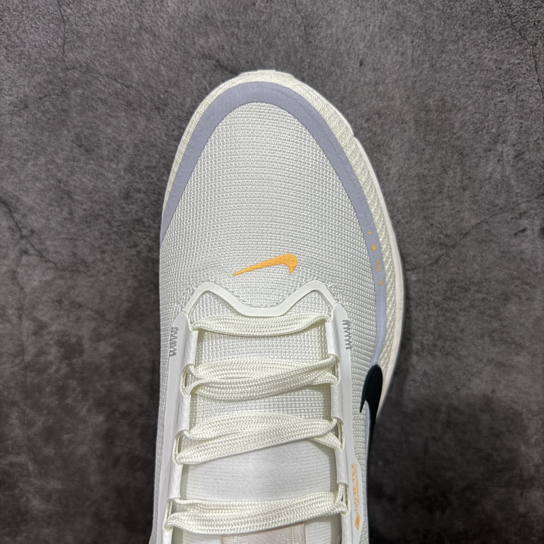 图片[5]-【XE纯原版】Nike Air Zoom Vomero 18 GTX 全新科技运动跑鞋 白色 HQ7002-100    正确防水gtx鞋面材质 目前市场最强品质 原版购入开发 鞋面采用硅胶发泡立体印刷 分体式组合大底 上层超临界ZOOM X泡棉 下层一次ReactX泡棉 区别市场一体底 超高质检清洁度 一切材质配件均与原版一致 原楦原纸板开发 匹配原版98%以上 完美弧度版型 原厂鞋标 立体反光鞋盒标 鞋盒防撞海绵 高端玩家必推版本 高价零售必推版本 欢迎对比市面任意版本‼️ 这双鞋简直是时尚与科技的完美融合。 经典黑色鞋面，质感爆棚，搭配超亮眼的银色大勾子，瞬间成为街头焦点。不仅颜值在线，缓震性能更是一绝 不管是日常出街还是慢跑锻炼，都能给双脚极致舒适体验。  码数超全，36-46 码任你选！别犹豫啦，穿上它，轻松走出潮流范，开启你的时尚运动新旅程！ 码段：36-46-选品中心