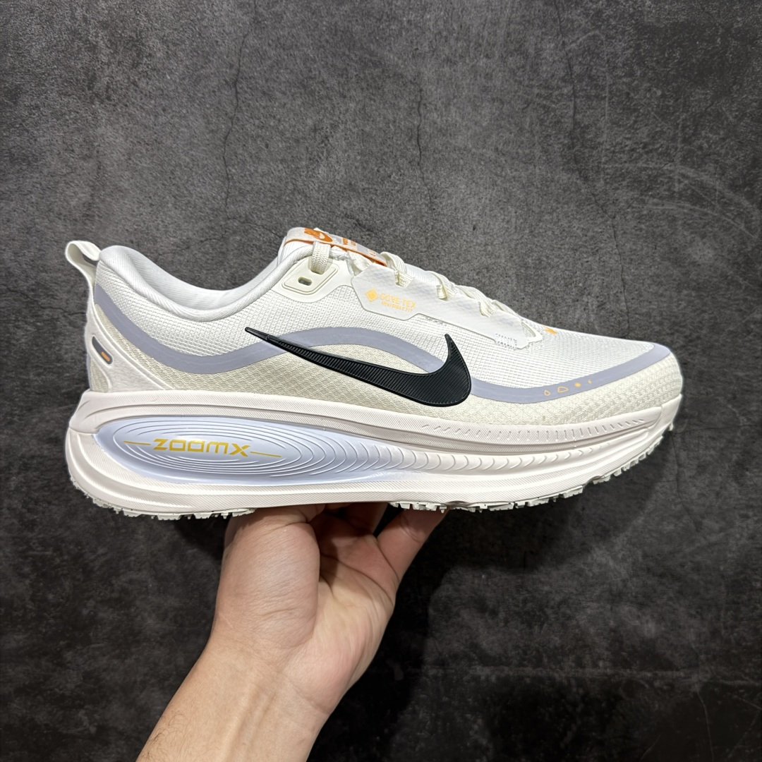 【XE纯原版】Nike Air Zoom Vomero 18 GTX 全新科技运动跑鞋 白色 HQ7002-100 正确防水gtx鞋面材质 目前市场最强品质 原版购入开发 鞋面采用硅胶发泡立体印刷 分体式组合大底 上层超临界ZOOM X泡棉 下层一次ReactX泡棉 区别市场一体底 超高质检清洁度 一切材质配件均与原版一致 原楦原纸板开发 匹配原版98%以上 完美弧度版型 原厂鞋标 立体反光鞋盒标 鞋盒防撞海绵 高端玩家必推版本 高价零售必推版本 欢迎对比市面任意版本‼️ 这双鞋简直是时尚与科技的完美融合。 经典黑色鞋面,质感爆棚,搭配超亮眼的银色大勾子,瞬间成为街头焦点。不仅颜值在线,缓震性能更是一绝 不管是日常出街还是慢跑锻炼,都能给双脚极致舒适体验。 码数超全,36-46 码任你选!别犹豫啦,穿上它,轻松走出潮流范,开启你的时尚运动新旅程! 码段:36-46-选品中心