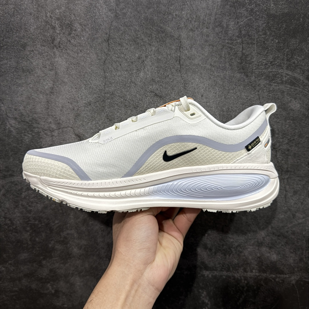 图片[2]-【XE纯原版】Nike Air Zoom Vomero 18 GTX 全新科技运动跑鞋 白色 HQ7002-100    正确防水gtx鞋面材质 目前市场最强品质 原版购入开发 鞋面采用硅胶发泡立体印刷 分体式组合大底 上层超临界ZOOM X泡棉 下层一次ReactX泡棉 区别市场一体底 超高质检清洁度 一切材质配件均与原版一致 原楦原纸板开发 匹配原版98%以上 完美弧度版型 原厂鞋标 立体反光鞋盒标 鞋盒防撞海绵 高端玩家必推版本 高价零售必推版本 欢迎对比市面任意版本‼️ 这双鞋简直是时尚与科技的完美融合。 经典黑色鞋面，质感爆棚，搭配超亮眼的银色大勾子，瞬间成为街头焦点。不仅颜值在线，缓震性能更是一绝 不管是日常出街还是慢跑锻炼，都能给双脚极致舒适体验。  码数超全，36-46 码任你选！别犹豫啦，穿上它，轻松走出潮流范，开启你的时尚运动新旅程！ 码段：36-46-选品中心