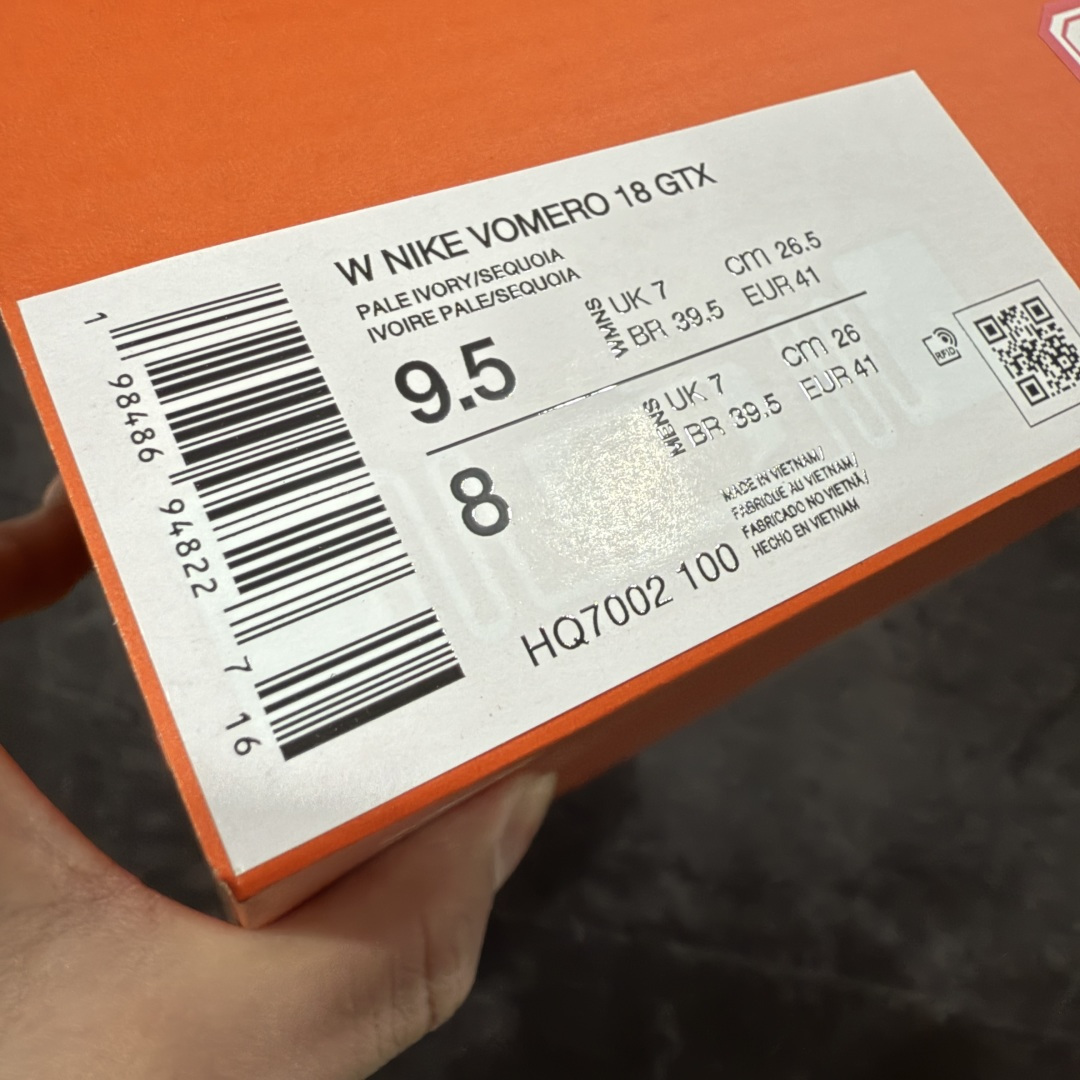 图片[10]-【XE纯原版】Nike Air Zoom Vomero 18 GTX 全新科技运动跑鞋 白色 HQ7002-100    正确防水gtx鞋面材质 目前市场最强品质 原版购入开发 鞋面采用硅胶发泡立体印刷 分体式组合大底 上层超临界ZOOM X泡棉 下层一次ReactX泡棉 区别市场一体底 超高质检清洁度 一切材质配件均与原版一致 原楦原纸板开发 匹配原版98%以上 完美弧度版型 原厂鞋标 立体反光鞋盒标 鞋盒防撞海绵 高端玩家必推版本 高价零售必推版本 欢迎对比市面任意版本‼️ 这双鞋简直是时尚与科技的完美融合。 经典黑色鞋面，质感爆棚，搭配超亮眼的银色大勾子，瞬间成为街头焦点。不仅颜值在线，缓震性能更是一绝 不管是日常出街还是慢跑锻炼，都能给双脚极致舒适体验。  码数超全，36-46 码任你选！别犹豫啦，穿上它，轻松走出潮流范，开启你的时尚运动新旅程！ 码段：36-46-选品中心