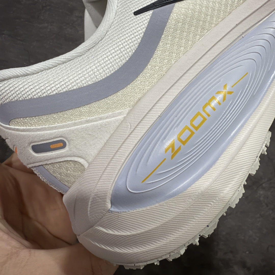 图片[3]-【XE纯原版】Nike Air Zoom Vomero 18 GTX 全新科技运动跑鞋 白色 HQ7002-100    正确防水gtx鞋面材质 目前市场最强品质 原版购入开发 鞋面采用硅胶发泡立体印刷 分体式组合大底 上层超临界ZOOM X泡棉 下层一次ReactX泡棉 区别市场一体底 超高质检清洁度 一切材质配件均与原版一致 原楦原纸板开发 匹配原版98%以上 完美弧度版型 原厂鞋标 立体反光鞋盒标 鞋盒防撞海绵 高端玩家必推版本 高价零售必推版本 欢迎对比市面任意版本‼️ 这双鞋简直是时尚与科技的完美融合。 经典黑色鞋面，质感爆棚，搭配超亮眼的银色大勾子，瞬间成为街头焦点。不仅颜值在线，缓震性能更是一绝 不管是日常出街还是慢跑锻炼，都能给双脚极致舒适体验。  码数超全，36-46 码任你选！别犹豫啦，穿上它，轻松走出潮流范，开启你的时尚运动新旅程！ 码段：36-46-选品中心