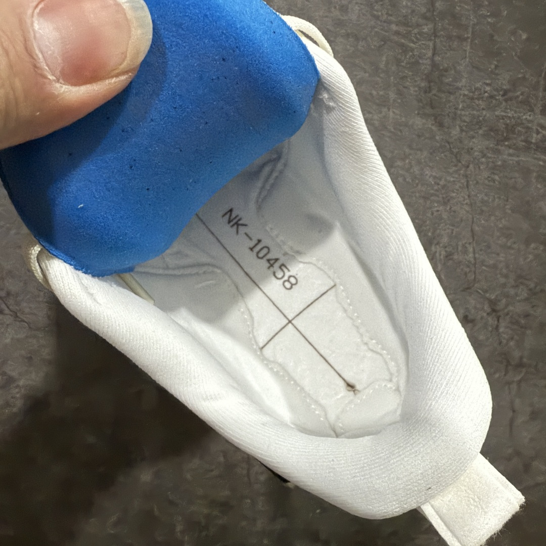 图片[9]-【XE纯原版】Nike Air Zoom Vomero 18 GTX 全新科技运动跑鞋 白色 HQ7002-100    正确防水gtx鞋面材质 目前市场最强品质 原版购入开发 鞋面采用硅胶发泡立体印刷 分体式组合大底 上层超临界ZOOM X泡棉 下层一次ReactX泡棉 区别市场一体底 超高质检清洁度 一切材质配件均与原版一致 原楦原纸板开发 匹配原版98%以上 完美弧度版型 原厂鞋标 立体反光鞋盒标 鞋盒防撞海绵 高端玩家必推版本 高价零售必推版本 欢迎对比市面任意版本‼️ 这双鞋简直是时尚与科技的完美融合。 经典黑色鞋面，质感爆棚，搭配超亮眼的银色大勾子，瞬间成为街头焦点。不仅颜值在线，缓震性能更是一绝 不管是日常出街还是慢跑锻炼，都能给双脚极致舒适体验。  码数超全，36-46 码任你选！别犹豫啦，穿上它，轻松走出潮流范，开启你的时尚运动新旅程！ 码段：36-46-选品中心