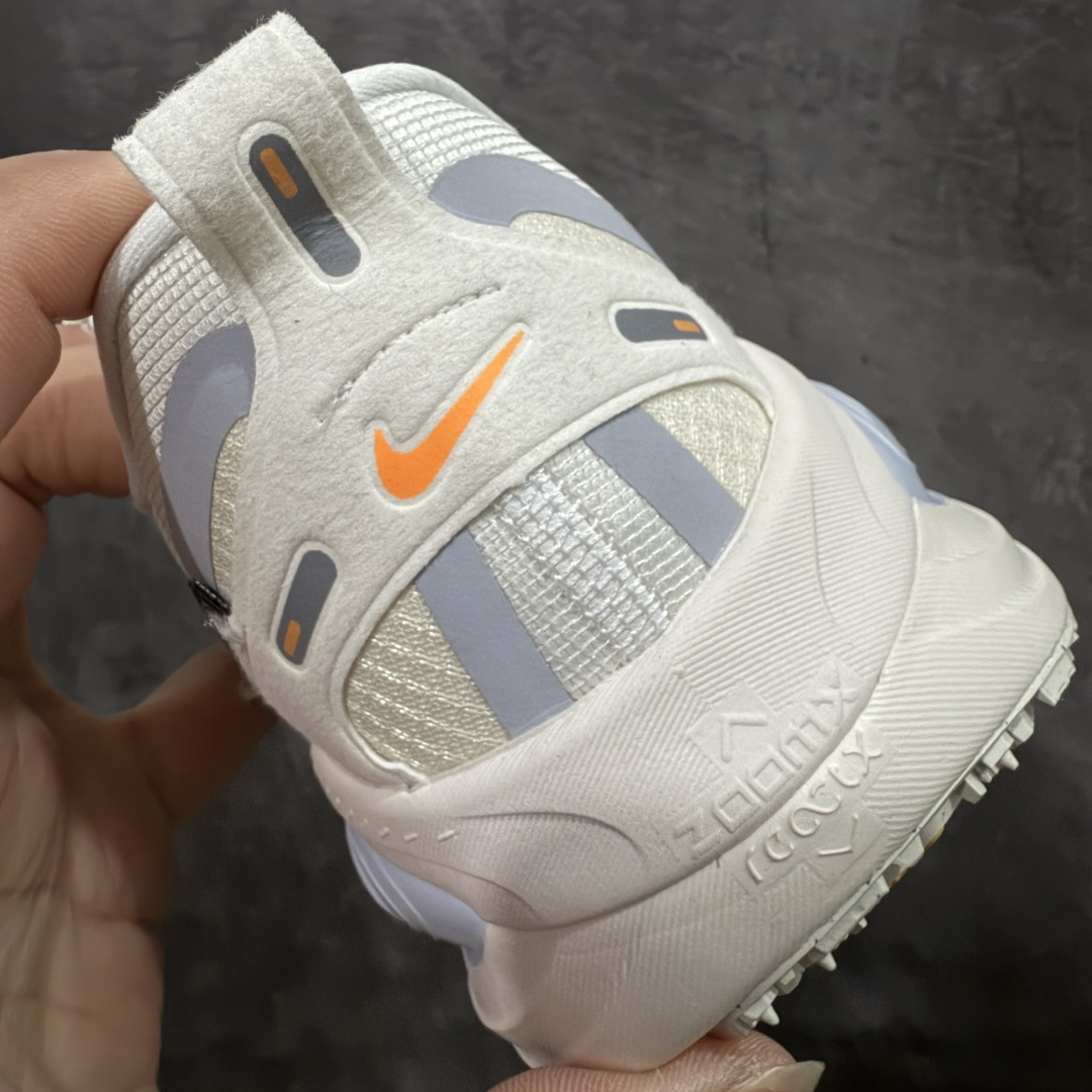图片[2]-【XE纯原版】Nike Air Zoom Vomero 18 GTX 全新科技运动跑鞋 白色 HQ7002-100    正确防水gtx鞋面材质 目前市场最强品质 原版购入开发 鞋面采用硅胶发泡立体印刷 分体式组合大底 上层超临界ZOOM X泡棉 下层一次ReactX泡棉 区别市场一体底 超高质检清洁度 一切材质配件均与原版一致 原楦原纸板开发 匹配原版98%以上 完美弧度版型 原厂鞋标 立体反光鞋盒标 鞋盒防撞海绵 高端玩家必推版本 高价零售必推版本 欢迎对比市面任意版本‼️ 这双鞋简直是时尚与科技的完美融合。 经典黑色鞋面，质感爆棚，搭配超亮眼的银色大勾子，瞬间成为街头焦点。不仅颜值在线，缓震性能更是一绝 不管是日常出街还是慢跑锻炼，都能给双脚极致舒适体验。  码数超全，36-46 码任你选！别犹豫啦，穿上它，轻松走出潮流范，开启你的时尚运动新旅程！ 码段：36-46-选品中心