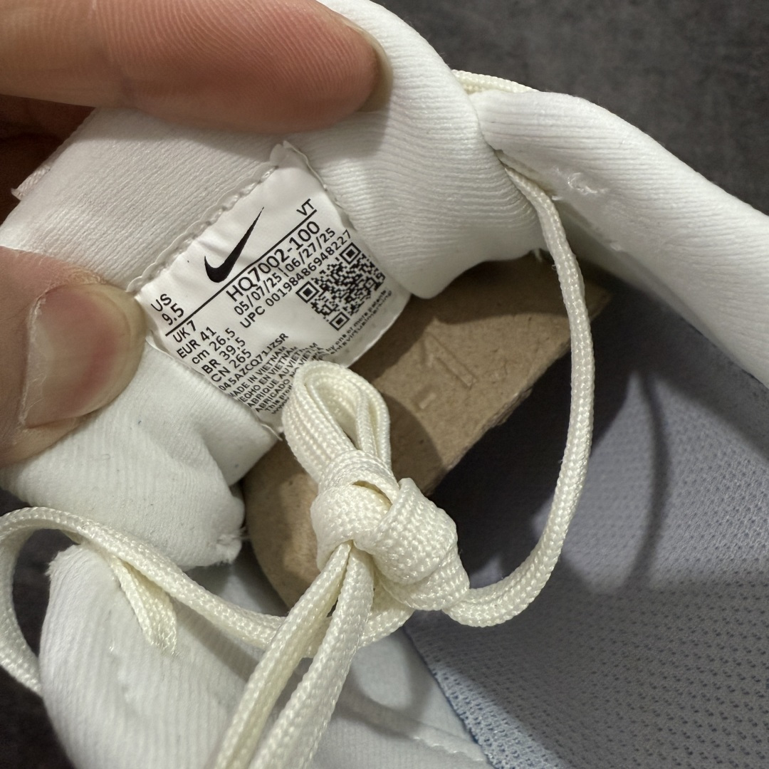 图片[7]-【XE纯原版】Nike Air Zoom Vomero 18 GTX 全新科技运动跑鞋 白色 HQ7002-100    正确防水gtx鞋面材质 目前市场最强品质 原版购入开发 鞋面采用硅胶发泡立体印刷 分体式组合大底 上层超临界ZOOM X泡棉 下层一次ReactX泡棉 区别市场一体底 超高质检清洁度 一切材质配件均与原版一致 原楦原纸板开发 匹配原版98%以上 完美弧度版型 原厂鞋标 立体反光鞋盒标 鞋盒防撞海绵 高端玩家必推版本 高价零售必推版本 欢迎对比市面任意版本‼️ 这双鞋简直是时尚与科技的完美融合。 经典黑色鞋面，质感爆棚，搭配超亮眼的银色大勾子，瞬间成为街头焦点。不仅颜值在线，缓震性能更是一绝 不管是日常出街还是慢跑锻炼，都能给双脚极致舒适体验。  码数超全，36-46 码任你选！别犹豫啦，穿上它，轻松走出潮流范，开启你的时尚运动新旅程！ 码段：36-46-选品中心