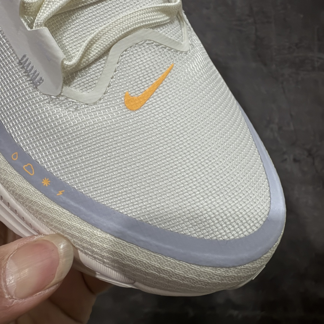 图片[5]-【XE纯原版】Nike Air Zoom Vomero 18 GTX 全新科技运动跑鞋 白色 HQ7002-100    正确防水gtx鞋面材质 目前市场最强品质 原版购入开发 鞋面采用硅胶发泡立体印刷 分体式组合大底 上层超临界ZOOM X泡棉 下层一次ReactX泡棉 区别市场一体底 超高质检清洁度 一切材质配件均与原版一致 原楦原纸板开发 匹配原版98%以上 完美弧度版型 原厂鞋标 立体反光鞋盒标 鞋盒防撞海绵 高端玩家必推版本 高价零售必推版本 欢迎对比市面任意版本‼️ 这双鞋简直是时尚与科技的完美融合。 经典黑色鞋面，质感爆棚，搭配超亮眼的银色大勾子，瞬间成为街头焦点。不仅颜值在线，缓震性能更是一绝 不管是日常出街还是慢跑锻炼，都能给双脚极致舒适体验。  码数超全，36-46 码任你选！别犹豫啦，穿上它，轻松走出潮流范，开启你的时尚运动新旅程！ 码段：36-46-选品中心