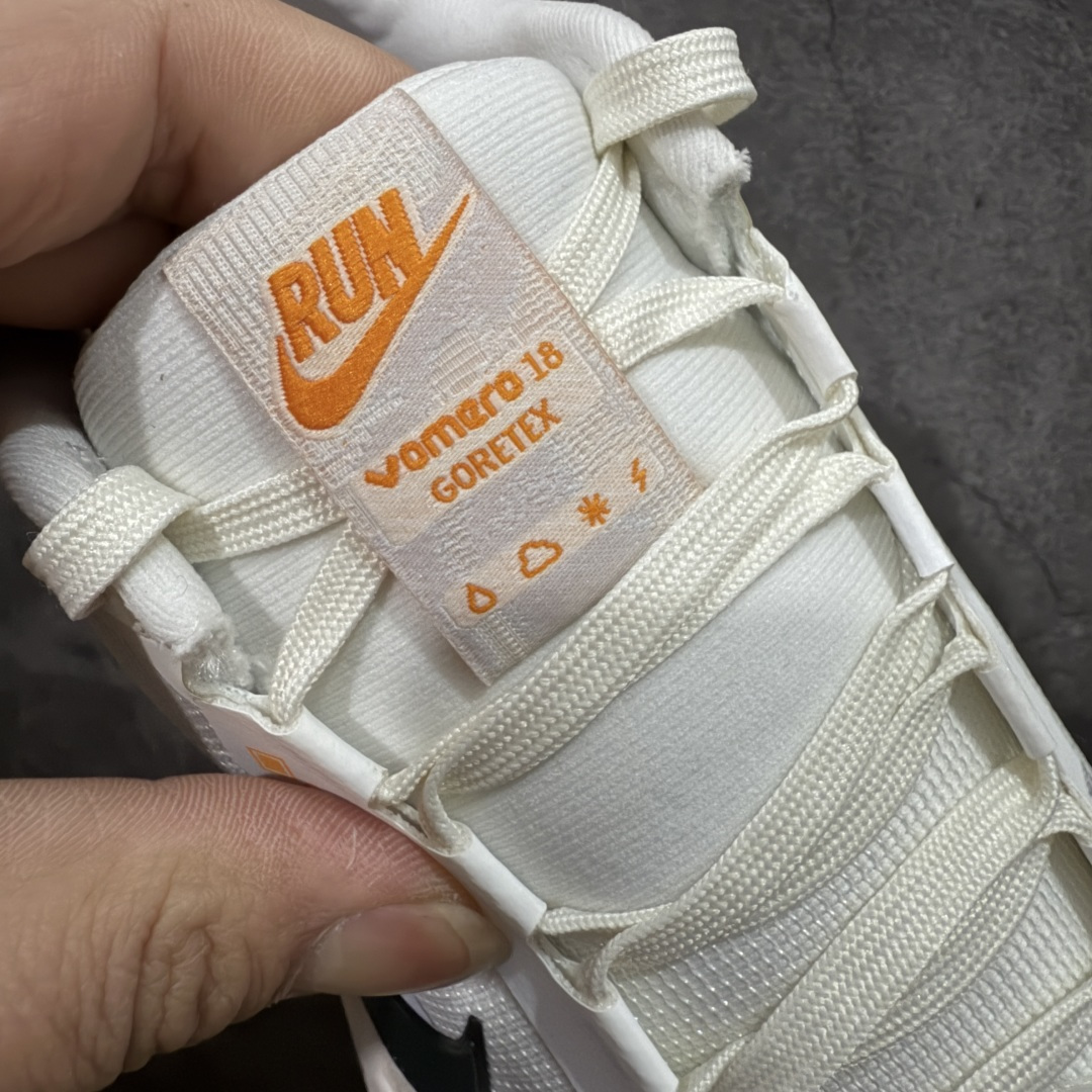 图片[6]-【XE纯原版】Nike Air Zoom Vomero 18 GTX 全新科技运动跑鞋 白色 HQ7002-100    正确防水gtx鞋面材质 目前市场最强品质 原版购入开发 鞋面采用硅胶发泡立体印刷 分体式组合大底 上层超临界ZOOM X泡棉 下层一次ReactX泡棉 区别市场一体底 超高质检清洁度 一切材质配件均与原版一致 原楦原纸板开发 匹配原版98%以上 完美弧度版型 原厂鞋标 立体反光鞋盒标 鞋盒防撞海绵 高端玩家必推版本 高价零售必推版本 欢迎对比市面任意版本‼️ 这双鞋简直是时尚与科技的完美融合。 经典黑色鞋面，质感爆棚，搭配超亮眼的银色大勾子，瞬间成为街头焦点。不仅颜值在线，缓震性能更是一绝 不管是日常出街还是慢跑锻炼，都能给双脚极致舒适体验。  码数超全，36-46 码任你选！别犹豫啦，穿上它，轻松走出潮流范，开启你的时尚运动新旅程！ 码段：36-46-选品中心