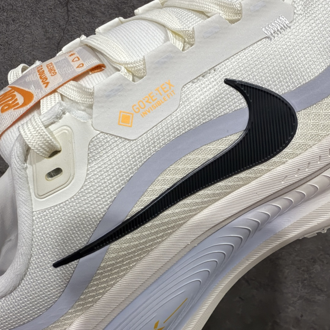 图片[4]-【XE纯原版】Nike Air Zoom Vomero 18 GTX 全新科技运动跑鞋 白色 HQ7002-100    正确防水gtx鞋面材质 目前市场最强品质 原版购入开发 鞋面采用硅胶发泡立体印刷 分体式组合大底 上层超临界ZOOM X泡棉 下层一次ReactX泡棉 区别市场一体底 超高质检清洁度 一切材质配件均与原版一致 原楦原纸板开发 匹配原版98%以上 完美弧度版型 原厂鞋标 立体反光鞋盒标 鞋盒防撞海绵 高端玩家必推版本 高价零售必推版本 欢迎对比市面任意版本‼️ 这双鞋简直是时尚与科技的完美融合。 经典黑色鞋面，质感爆棚，搭配超亮眼的银色大勾子，瞬间成为街头焦点。不仅颜值在线，缓震性能更是一绝 不管是日常出街还是慢跑锻炼，都能给双脚极致舒适体验。  码数超全，36-46 码任你选！别犹豫啦，穿上它，轻松走出潮流范，开启你的时尚运动新旅程！ 码段：36-46-选品中心
