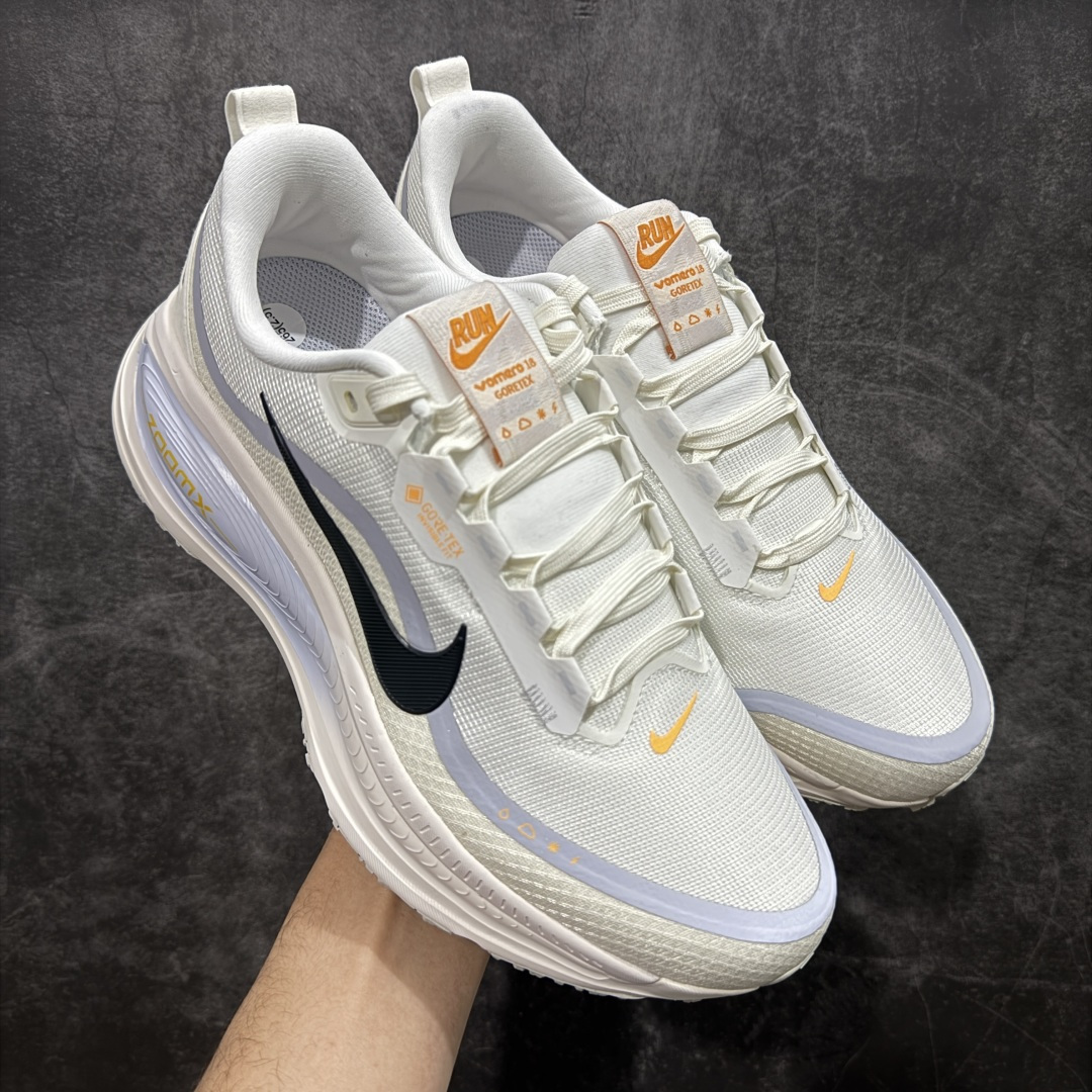 【XE纯原版】Nike Air Zoom Vomero 18 GTX 全新科技运动跑鞋 白色 HQ7002-100 正确防水gtx鞋面材质 目前市场最强品质 原版购入开发 鞋面采用硅胶发泡立体印刷 分体式组合大底 上层超临界ZOOM X泡棉 下层一次ReactX泡棉 区别市场一体底 超高质检清洁度 一切材质配件均与原版一致 原楦原纸板开发 匹配原版98%以上 完美弧度版型 原厂鞋标 立体反光鞋盒标 鞋盒防撞海绵 高端玩家必推版本 高价零售必推版本 欢迎对比市面任意版本‼️ 这双鞋简直是时尚与科技的完美融合。 经典黑色鞋面,质感爆棚,搭配超亮眼的银色大勾子,瞬间成为街头焦点。不仅颜值在线,缓震性能更是一绝 不管是日常出街还是慢跑锻炼,都能给双脚极致舒适体验。 码数超全,36-46 码任你选!别犹豫啦,穿上它,轻松走出潮流范,开启你的时尚运动新旅程! 码段:36-46-选品中心