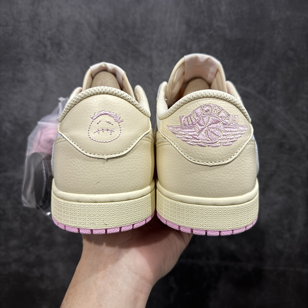 图片[4]-【LW升级版本】Travis Scott x Air Jordan AJ1 Low OG SP TS联名倒钩低帮 米粉倒钩 IQ7604-100 知名大厂出品 纯原第一梯队版本 产品品控稳定性领先行业 各方面均可对飙市面通货版 SZ原厂全套原楦原纸板冲刀磨具开发 原厂皮料加持 原厂港宝加持定型后跟R度完美 同源原厂电绣 鬼脸飞翼针数密度立体效果一致 百分百一致原鞋 原厂拉帮工艺 针距密度一致 后跟弧度收口自然不对折 极致一眼正品既视感 进口玻璃冲刀皮料裁剪零毛边 全鞋电脑针车工艺 品控清洁度最高QC检验标准 免检产品 原厂订购鞋盒、鞋标、防尘纸、鞋撑、鞋带 追求极致的原厂味道！ 尺码：36-49.5-选品中心