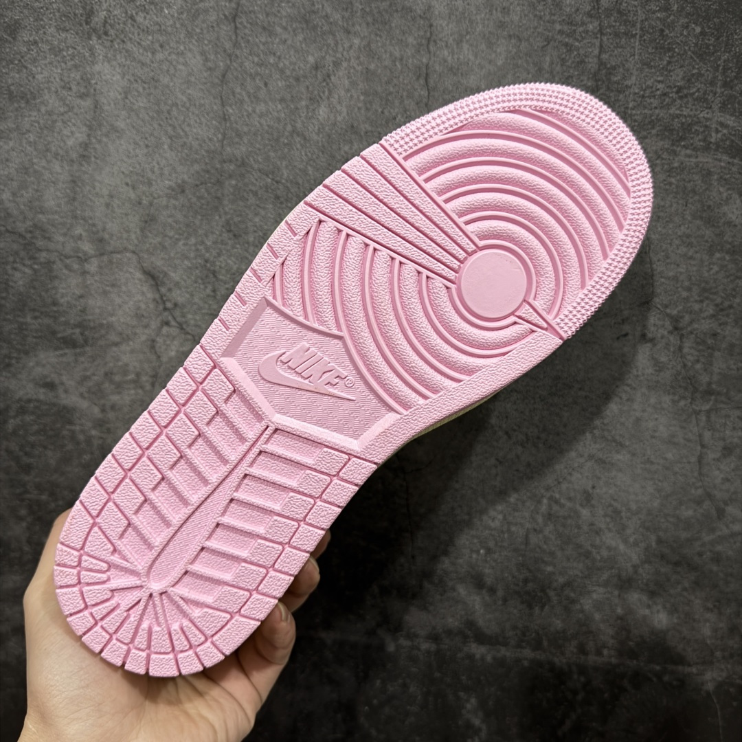 图片[9]-【LW升级版本】Travis Scott x Air Jordan AJ1 Low OG SP TS联名倒钩低帮 米粉倒钩 IQ7604-100 知名大厂出品 纯原第一梯队版本 产品品控稳定性领先行业 各方面均可对飙市面通货版 SZ原厂全套原楦原纸板冲刀磨具开发 原厂皮料加持 原厂港宝加持定型后跟R度完美 同源原厂电绣 鬼脸飞翼针数密度立体效果一致 百分百一致原鞋 原厂拉帮工艺 针距密度一致 后跟弧度收口自然不对折 极致一眼正品既视感 进口玻璃冲刀皮料裁剪零毛边 全鞋电脑针车工艺 品控清洁度最高QC检验标准 免检产品 原厂订购鞋盒、鞋标、防尘纸、鞋撑、鞋带 追求极致的原厂味道！ 尺码：36-49.5-选品中心