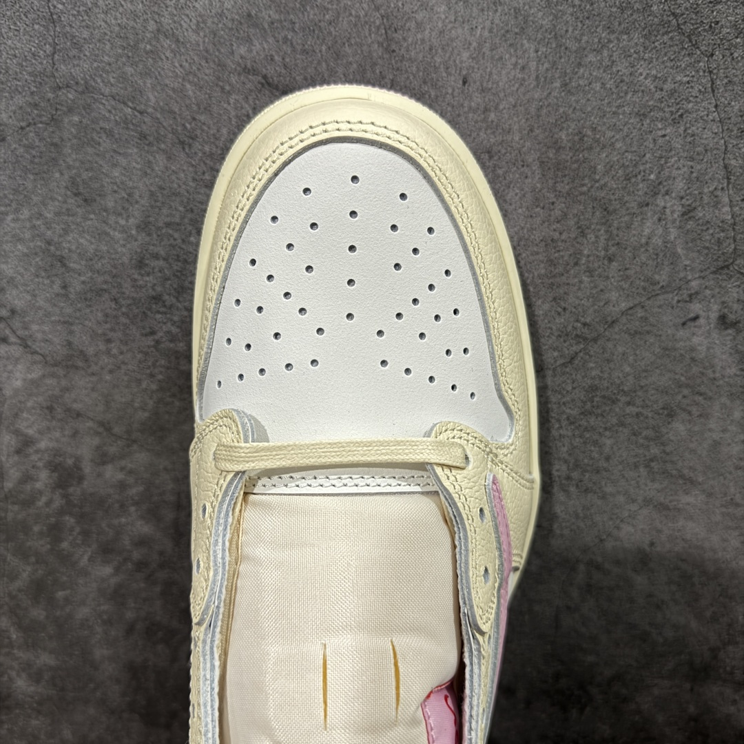 图片[5]-【LW升级版本】Travis Scott x Air Jordan AJ1 Low OG SP TS联名倒钩低帮 米粉倒钩 IQ7604-100 知名大厂出品 纯原第一梯队版本 产品品控稳定性领先行业 各方面均可对飙市面通货版 SZ原厂全套原楦原纸板冲刀磨具开发 原厂皮料加持 原厂港宝加持定型后跟R度完美 同源原厂电绣 鬼脸飞翼针数密度立体效果一致 百分百一致原鞋 原厂拉帮工艺 针距密度一致 后跟弧度收口自然不对折 极致一眼正品既视感 进口玻璃冲刀皮料裁剪零毛边 全鞋电脑针车工艺 品控清洁度最高QC检验标准 免检产品 原厂订购鞋盒、鞋标、防尘纸、鞋撑、鞋带 追求极致的原厂味道！ 尺码：36-49.5-选品中心
