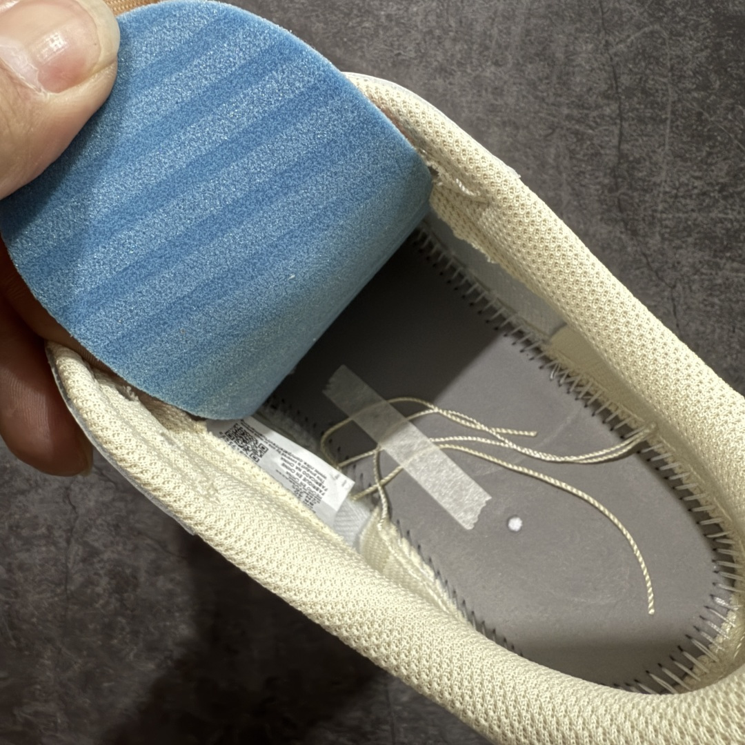 图片[9]-【LW升级版本】Travis Scott x Air Jordan AJ1 Low OG SP TS联名倒钩低帮 米粉倒钩 IQ7604-100 知名大厂出品 纯原第一梯队版本 产品品控稳定性领先行业 各方面均可对飙市面通货版 SZ原厂全套原楦原纸板冲刀磨具开发 原厂皮料加持 原厂港宝加持定型后跟R度完美 同源原厂电绣 鬼脸飞翼针数密度立体效果一致 百分百一致原鞋 原厂拉帮工艺 针距密度一致 后跟弧度收口自然不对折 极致一眼正品既视感 进口玻璃冲刀皮料裁剪零毛边 全鞋电脑针车工艺 品控清洁度最高QC检验标准 免检产品 原厂订购鞋盒、鞋标、防尘纸、鞋撑、鞋带 追求极致的原厂味道！ 尺码：36-49.5-选品中心