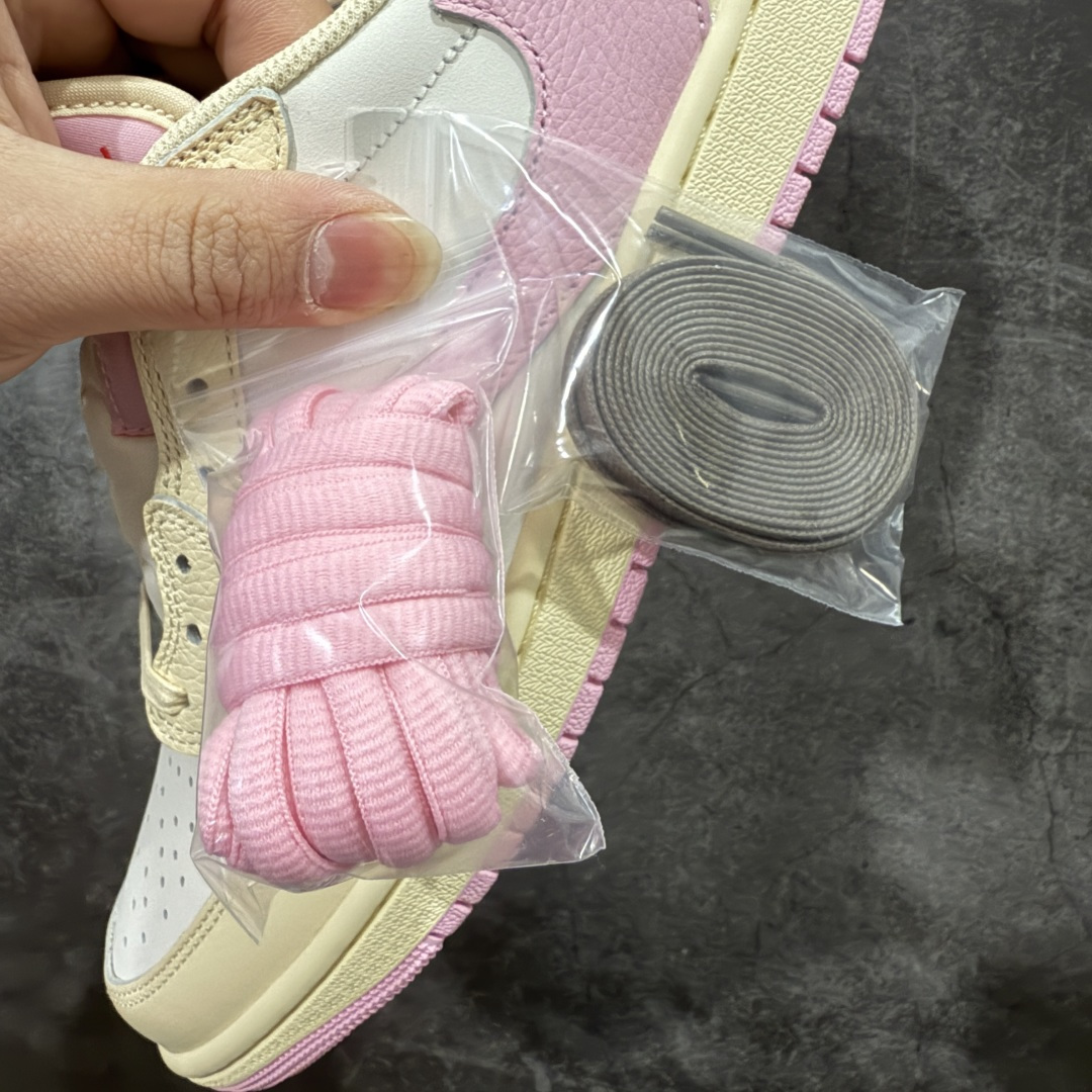 图片[10]-【LW升级版本】Travis Scott x Air Jordan AJ1 Low OG SP TS联名倒钩低帮 米粉倒钩 IQ7604-100 知名大厂出品 纯原第一梯队版本 产品品控稳定性领先行业 各方面均可对飙市面通货版 SZ原厂全套原楦原纸板冲刀磨具开发 原厂皮料加持 原厂港宝加持定型后跟R度完美 同源原厂电绣 鬼脸飞翼针数密度立体效果一致 百分百一致原鞋 原厂拉帮工艺 针距密度一致 后跟弧度收口自然不对折 极致一眼正品既视感 进口玻璃冲刀皮料裁剪零毛边 全鞋电脑针车工艺 品控清洁度最高QC检验标准 免检产品 原厂订购鞋盒、鞋标、防尘纸、鞋撑、鞋带 追求极致的原厂味道！ 尺码：36-49.5-选品中心