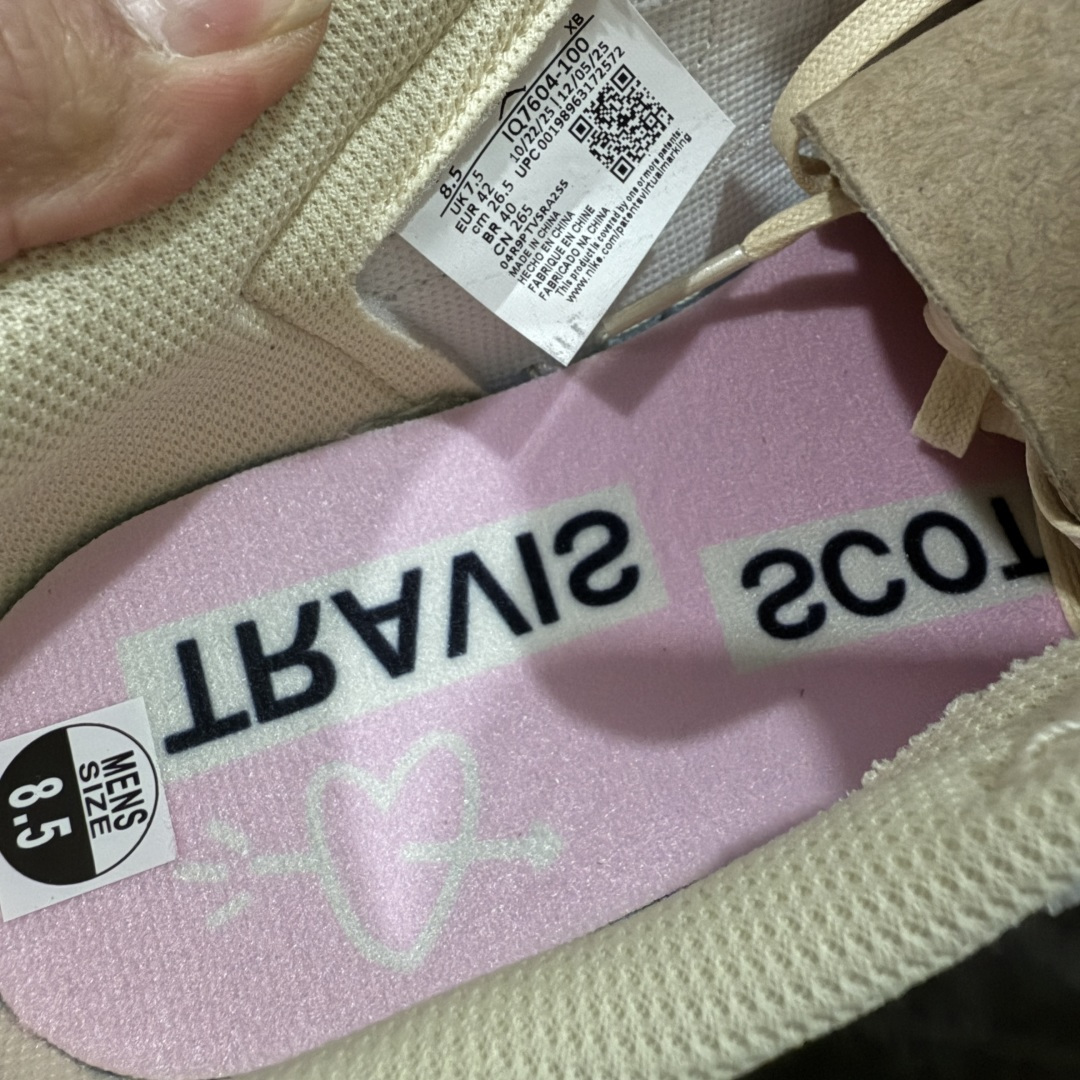 图片[8]-【LW升级版本】Travis Scott x Air Jordan AJ1 Low OG SP TS联名倒钩低帮 米粉倒钩 IQ7604-100 知名大厂出品 纯原第一梯队版本 产品品控稳定性领先行业 各方面均可对飙市面通货版 SZ原厂全套原楦原纸板冲刀磨具开发 原厂皮料加持 原厂港宝加持定型后跟R度完美 同源原厂电绣 鬼脸飞翼针数密度立体效果一致 百分百一致原鞋 原厂拉帮工艺 针距密度一致 后跟弧度收口自然不对折 极致一眼正品既视感 进口玻璃冲刀皮料裁剪零毛边 全鞋电脑针车工艺 品控清洁度最高QC检验标准 免检产品 原厂订购鞋盒、鞋标、防尘纸、鞋撑、鞋带 追求极致的原厂味道！ 尺码：36-49.5-选品中心