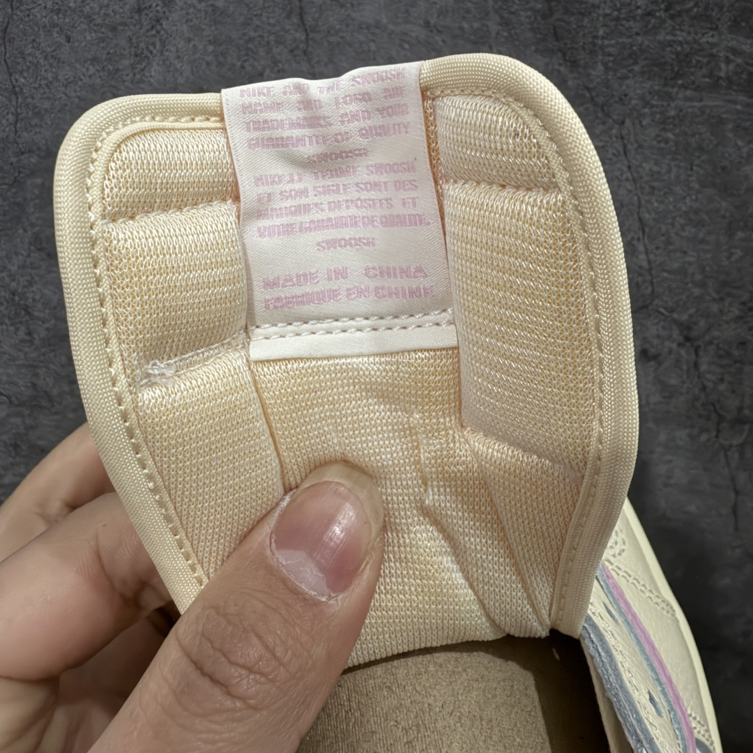 图片[7]-【LW升级版本】Travis Scott x Air Jordan AJ1 Low OG SP TS联名倒钩低帮 米粉倒钩 IQ7604-100 知名大厂出品 纯原第一梯队版本 产品品控稳定性领先行业 各方面均可对飙市面通货版 SZ原厂全套原楦原纸板冲刀磨具开发 原厂皮料加持 原厂港宝加持定型后跟R度完美 同源原厂电绣 鬼脸飞翼针数密度立体效果一致 百分百一致原鞋 原厂拉帮工艺 针距密度一致 后跟弧度收口自然不对折 极致一眼正品既视感 进口玻璃冲刀皮料裁剪零毛边 全鞋电脑针车工艺 品控清洁度最高QC检验标准 免检产品 原厂订购鞋盒、鞋标、防尘纸、鞋撑、鞋带 追求极致的原厂味道！ 尺码：36-49.5-选品中心