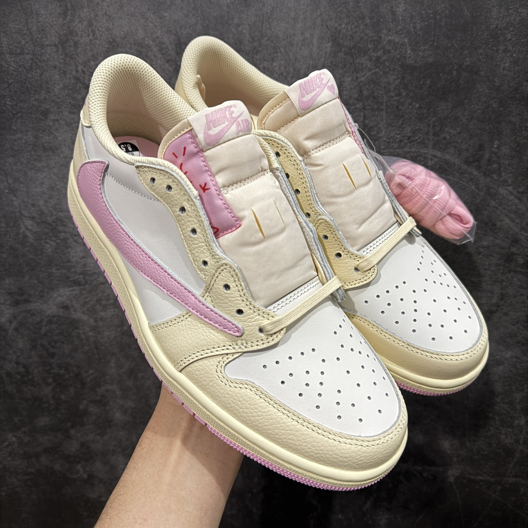 【LW升级版本】Travis Scott x Air Jordan AJ1 Low OG SP TS联名倒钩低帮 米粉倒钩 IQ7604-100 知名大厂出品 纯原第一梯队版本 产品品控稳定性领先行业 各方面均可对飙市面通货版 SZ原厂全套原楦原纸板冲刀磨具开发 原厂皮料加持 原厂港宝加持定型后跟R度完美 同源原厂电绣 鬼脸飞翼针数密度立体效果一致 百分百一致原鞋 原厂拉帮工艺 针距密度一致 后跟弧度收口自然不对折 极致一眼正品既视感 进口玻璃冲刀皮料裁剪零毛边 全鞋电脑针车工艺 品控清洁度最高QC检验标准 免检产品 原厂订购鞋盒、鞋标、防尘纸、鞋撑、鞋带 追求极致的原厂味道! 尺码:36-49.5-选品中心
