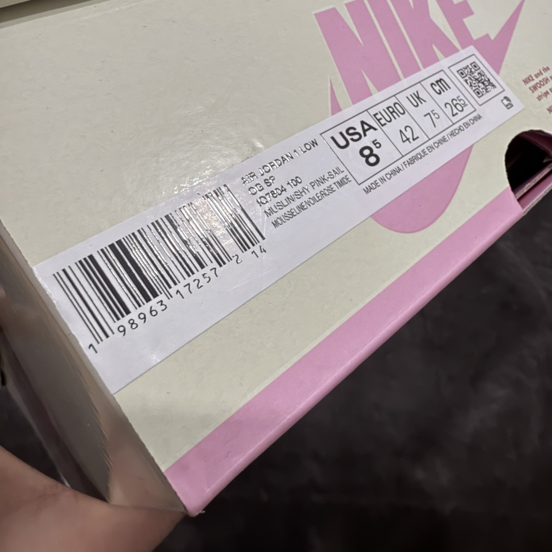 图片[11]-【LW升级版本】Travis Scott x Air Jordan AJ1 Low OG SP TS联名倒钩低帮 米粉倒钩 IQ7604-100 知名大厂出品 纯原第一梯队版本 产品品控稳定性领先行业 各方面均可对飙市面通货版 SZ原厂全套原楦原纸板冲刀磨具开发 原厂皮料加持 原厂港宝加持定型后跟R度完美 同源原厂电绣 鬼脸飞翼针数密度立体效果一致 百分百一致原鞋 原厂拉帮工艺 针距密度一致 后跟弧度收口自然不对折 极致一眼正品既视感 进口玻璃冲刀皮料裁剪零毛边 全鞋电脑针车工艺 品控清洁度最高QC检验标准 免检产品 原厂订购鞋盒、鞋标、防尘纸、鞋撑、鞋带 追求极致的原厂味道！ 尺码：36-49.5-选品中心