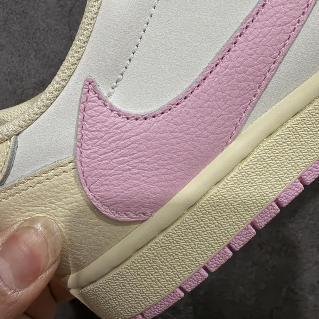 图片[3]-【LW升级版本】Travis Scott x Air Jordan AJ1 Low OG SP TS联名倒钩低帮 米粉倒钩 IQ7604-100 知名大厂出品 纯原第一梯队版本 产品品控稳定性领先行业 各方面均可对飙市面通货版 SZ原厂全套原楦原纸板冲刀磨具开发 原厂皮料加持 原厂港宝加持定型后跟R度完美 同源原厂电绣 鬼脸飞翼针数密度立体效果一致 百分百一致原鞋 原厂拉帮工艺 针距密度一致 后跟弧度收口自然不对折 极致一眼正品既视感 进口玻璃冲刀皮料裁剪零毛边 全鞋电脑针车工艺 品控清洁度最高QC检验标准 免检产品 原厂订购鞋盒、鞋标、防尘纸、鞋撑、鞋带 追求极致的原厂味道！ 尺码：36-49.5-选品中心